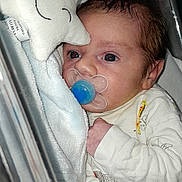 Sacha a rejoint le concours — aidez-le/la à gagner de superbes lots ! baby, infant, pacifier, blanket, plush_toy, star, crib, newborn, cute, sleepwear, clothing, hand, face, expression, indoor, person, resting, soft_toy, bed, portrait