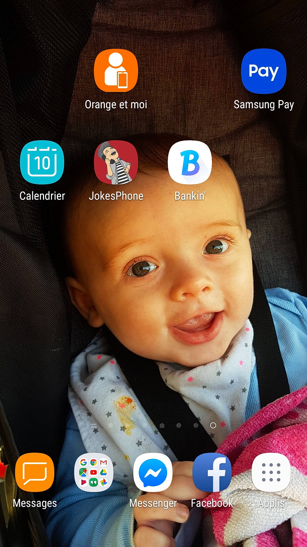 Robin participe au concours pour gagner de l'argent avec cette photo : audio_equipment, blue, cheek, chin, clothing, electronic_device, eye, face, forehead, fun, gadget, hairstyle, head, human, lip, people, person, product, skin, text