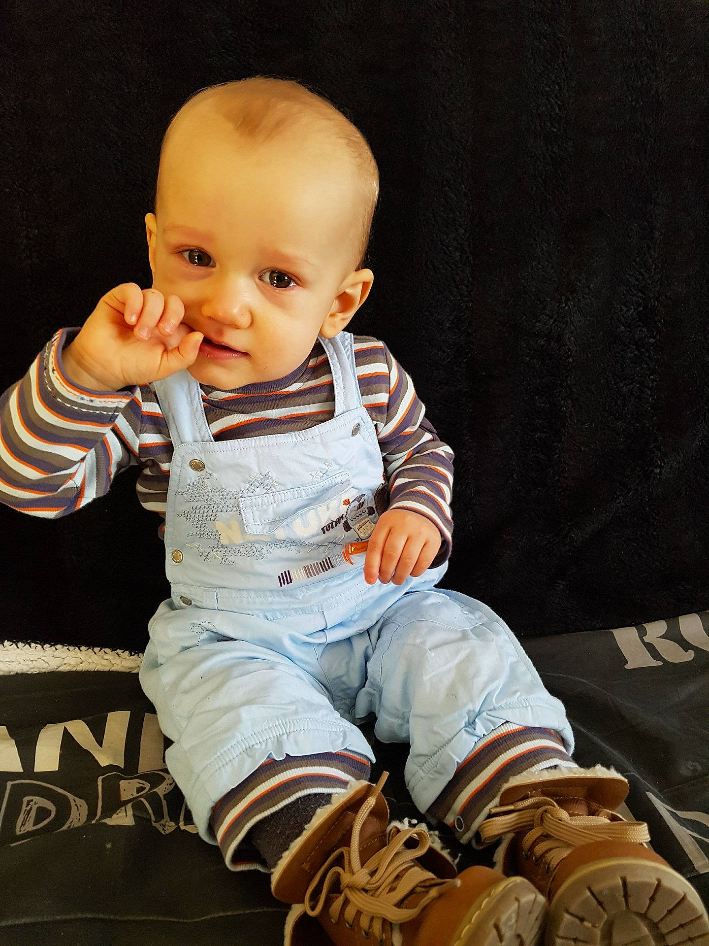 Hugo a rejoint le concours — aidez-le/la à gagner de superbes lots ! boy, child, infant, person, product, sitting, skin, toddler