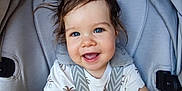 Arthur a rejoint le concours — aidez-le/la à gagner de superbes lots ! toddler, child, smiling, blue_eyes, hair, stroller, safety_harness, shirt, palm_tree_pattern, shorts, happy, cute, baby, seat, outdoor, sunlight, portrait, person, infant, casual_clothing