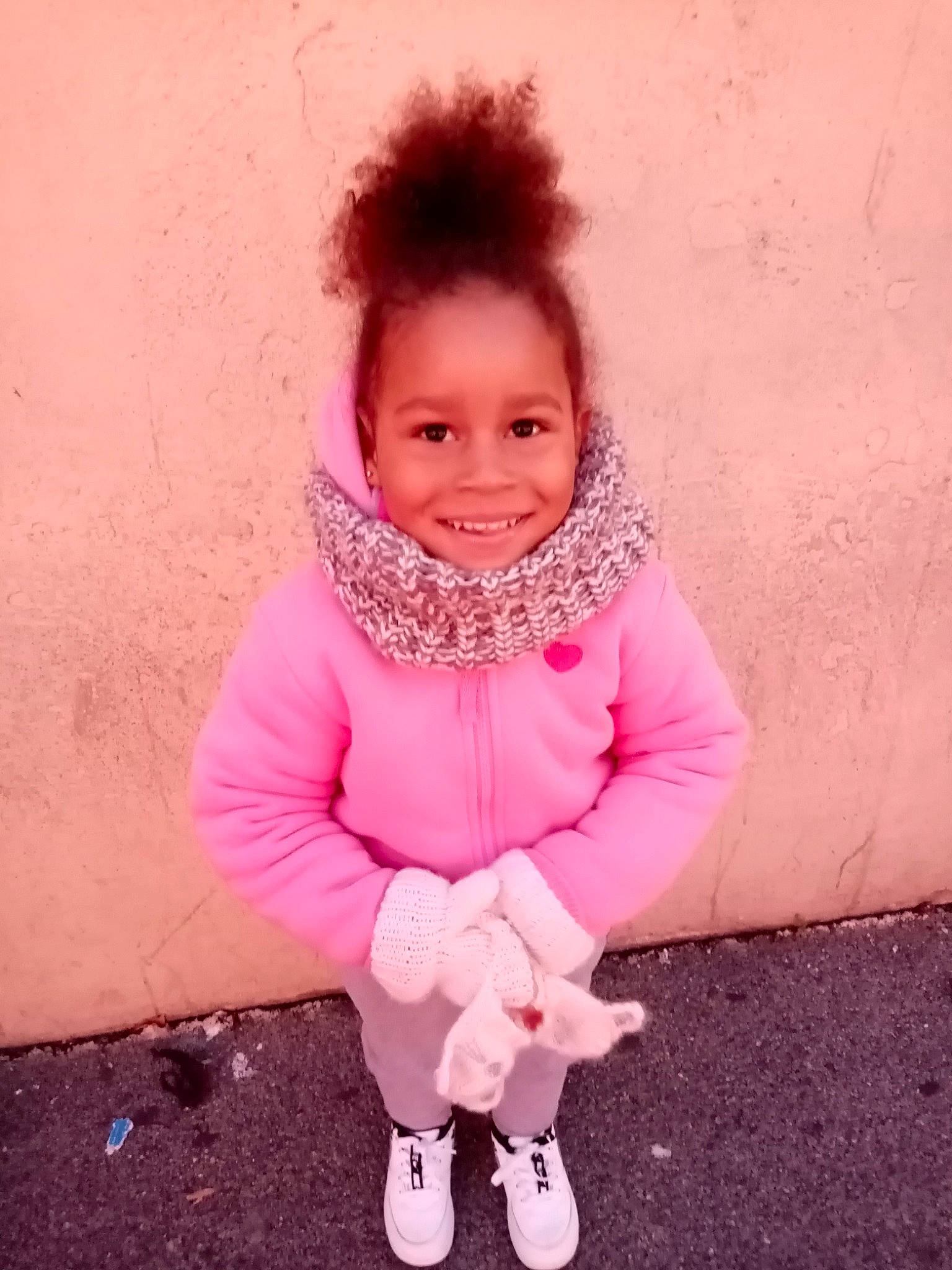 Neïla a rejoint le concours — aidez-le/la à gagner de superbes lots ! baby_toddler_clothing, cheek, child, child_model, cool, fur, happy, joy, magenta, person, pink, walking_shoe