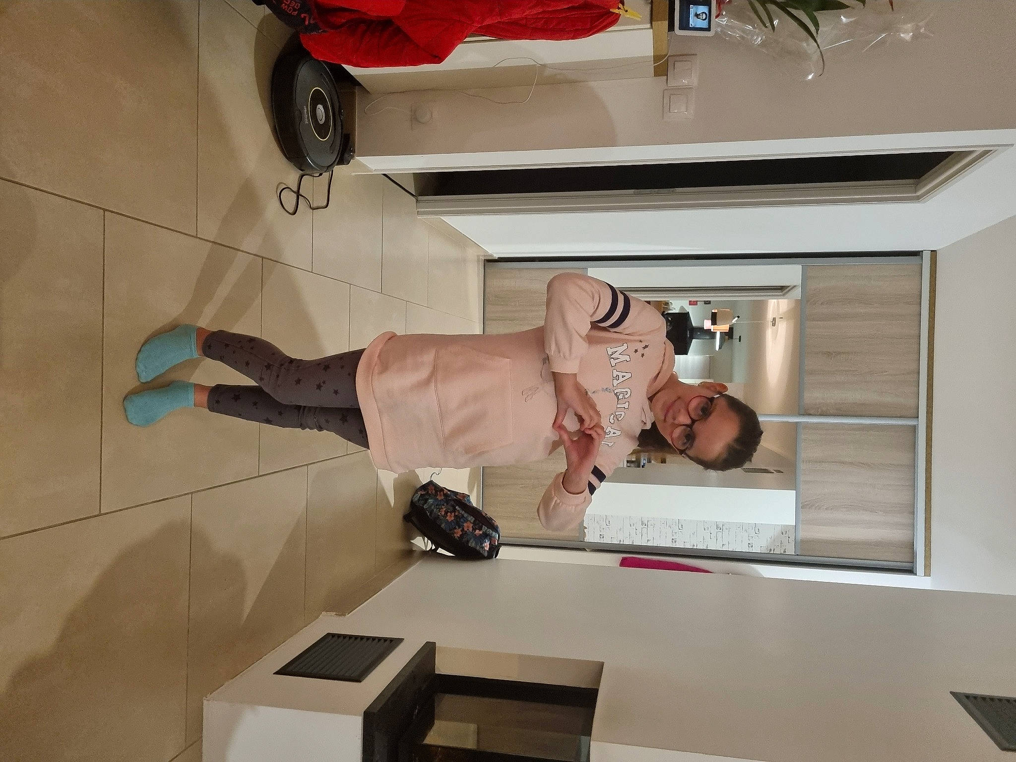 Ambre participe au concours pour gagner de l'argent avec cette photo : automotive_design, building, ceiling, comfort, dress, flooring, hardwood, home_appliance, human_leg, joy, knee, person, room, shelf, shelving, shipping_box, thigh