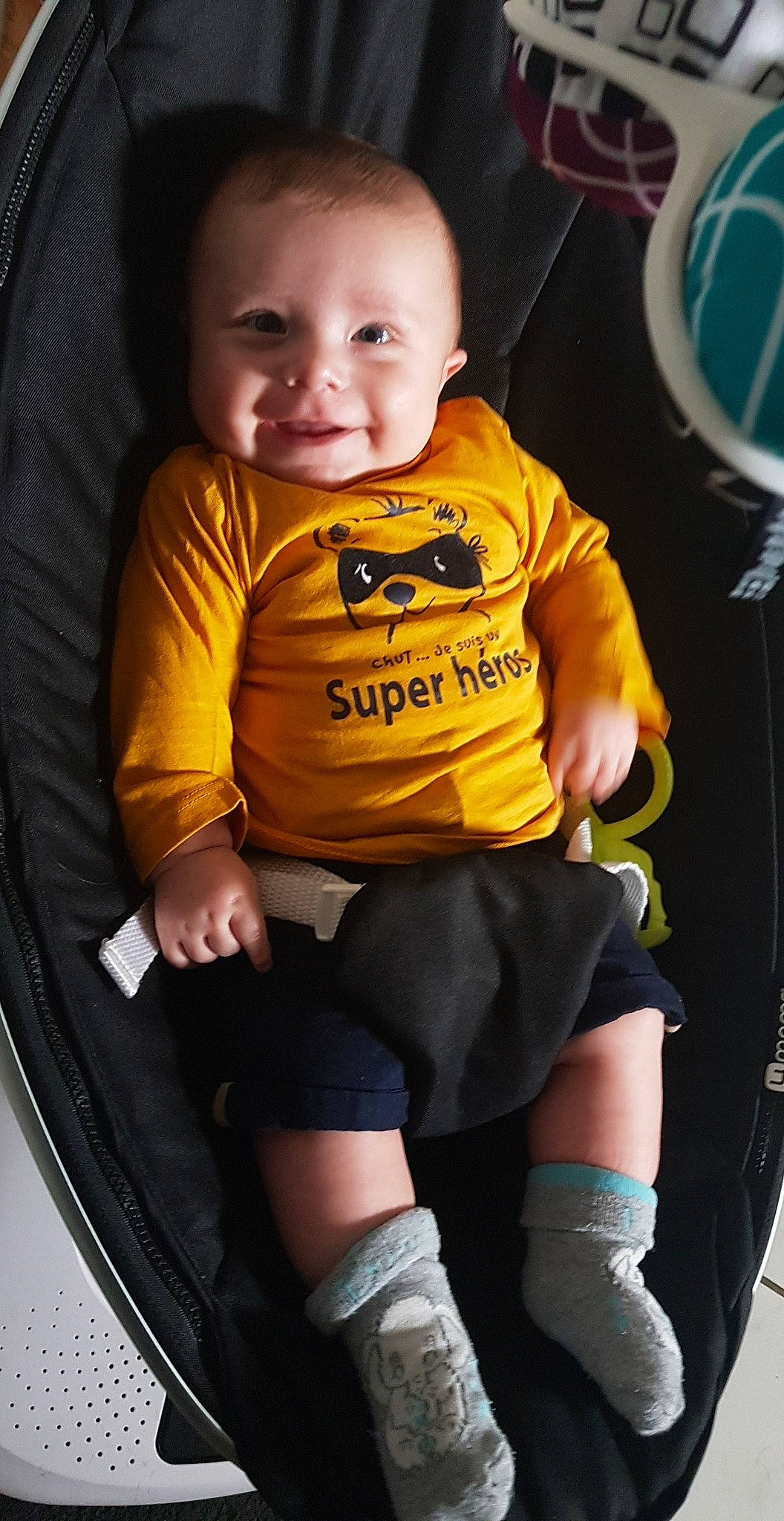 Gino participe au concours pour gagner de l'argent avec cette photo : baby, baby_carriage, baby_products, cheek, child, outerwear, person, product, sleeve, smile, t_shirt, toddler, yellow