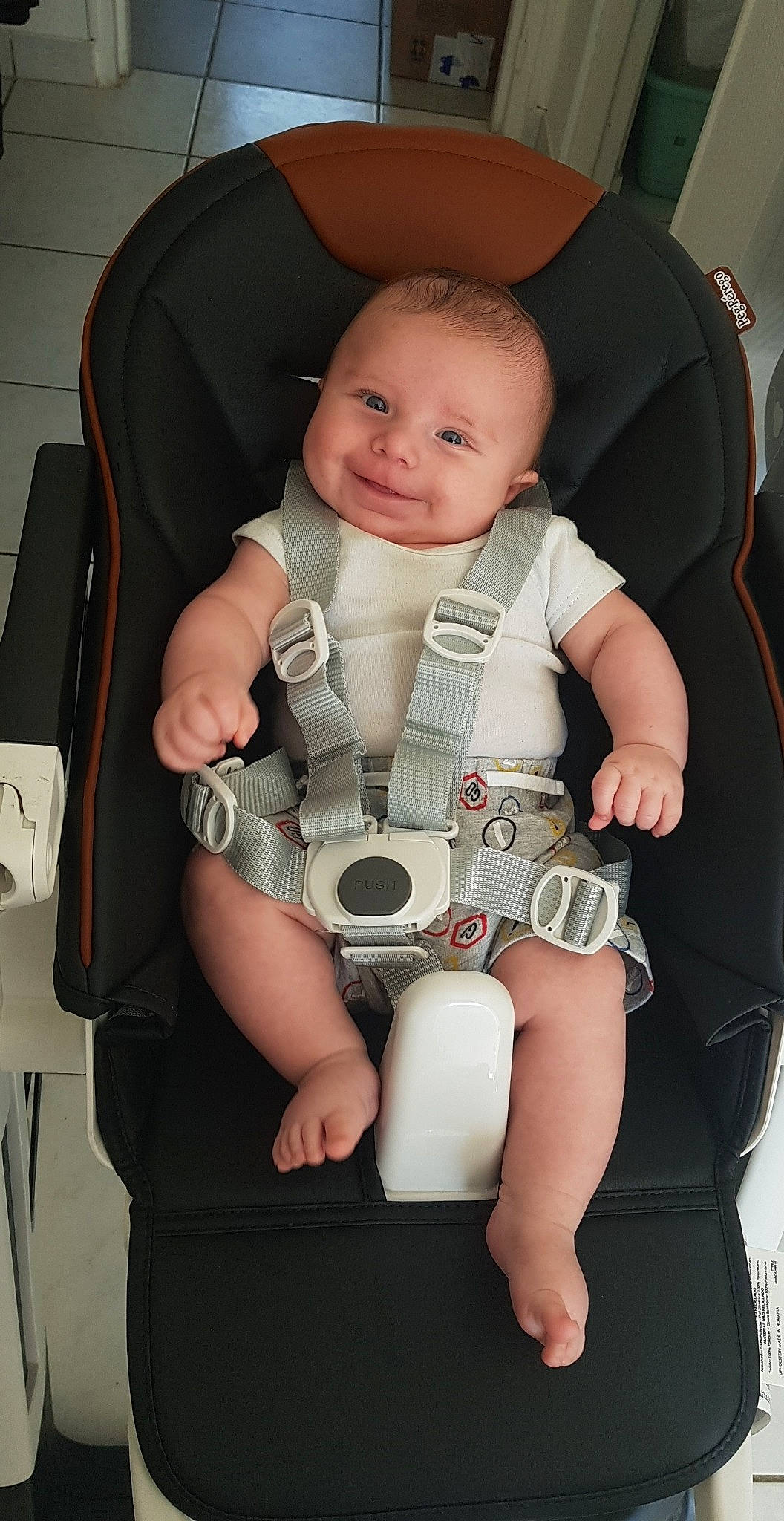 Gino participe au concours pour gagner de l'argent avec cette photo : arm, baby, baby_carriage, baby_carrier, baby_in_car_seat, baby_products, car_seat, child, comfort, joy, person, product, seat_belt, sitting, toddler