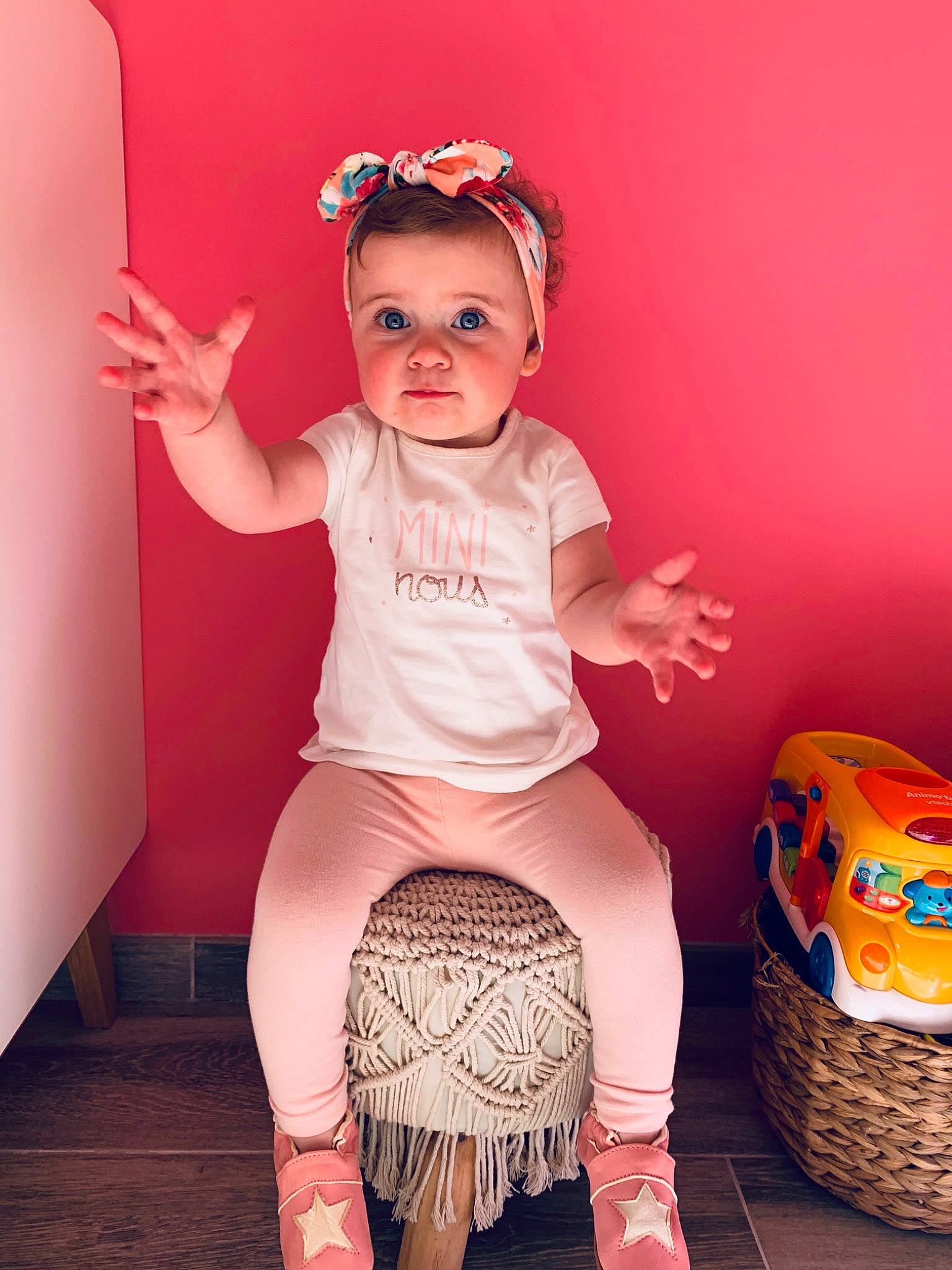 Juliette a rejoint le concours — aidez-le/la à gagner de superbes lots ! baby, child, child_model, costume, ear, fun, furniture, hair_accessory, happy, headgear, headpiece, leg, person, photo_shoot, photography, pink, shoe, sitting, skin, toddler