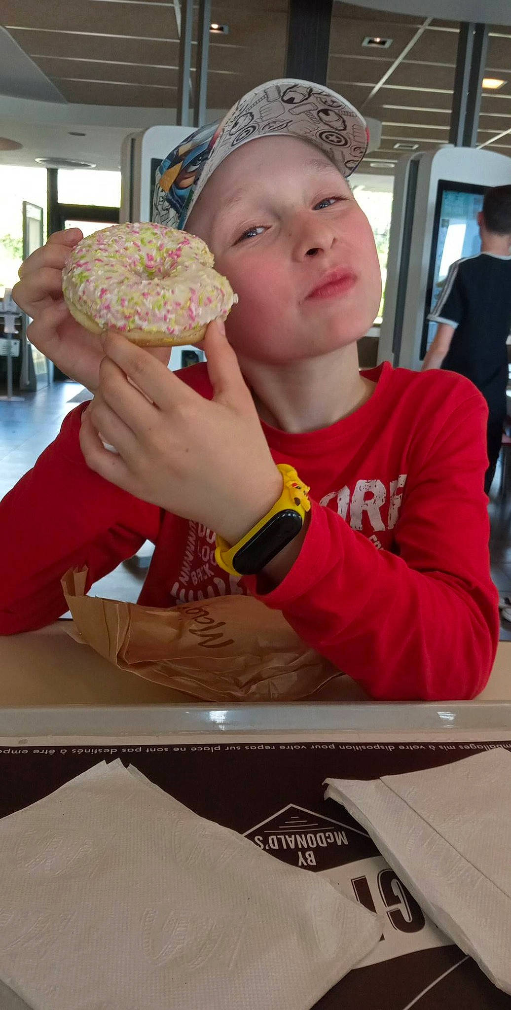 Erwan participe au concours pour gagner de l'argent avec cette photo : baking, cap, child, comfort_food, cuisine, dessert, dish, eating, fast_food, finger, finger_food, food, food_craving, fun, headwear, junk_food, person, recipe, sweetness, t_shirt