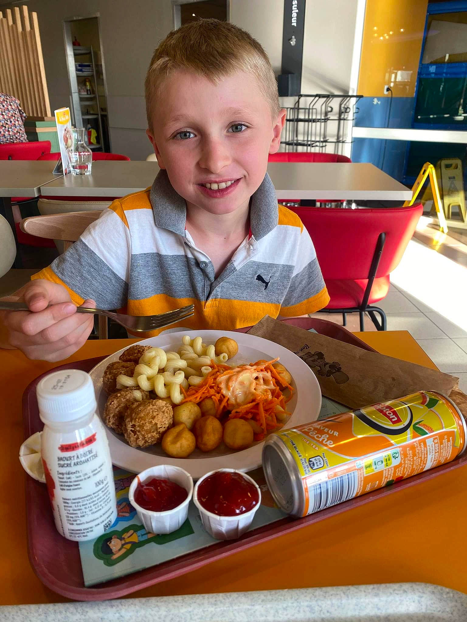 Erwan participe au concours pour gagner de l'argent avec cette photo : chair, child, comfort_food, cuisine, dish, event, fast_food, finger_food, food, food_craving, ingredient, joy, junk_food, person, plate, recipe, sharing, smile, sweetness, table