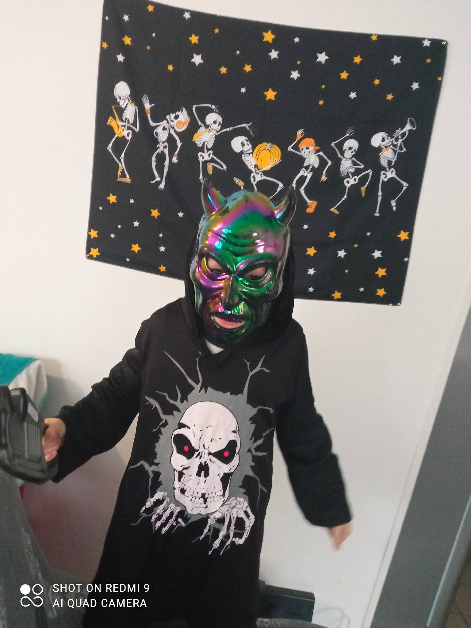 Erwan participe au concours pour gagner de l'argent avec cette photo : art, artist, black, costume, costume_design, event, eyewear, fashion_design, fictional_character, font, graphic_design, illustration, luggage_and_bags, mask, person, personal_protective_equipment, sleeve, sportswear, t_shirt, top