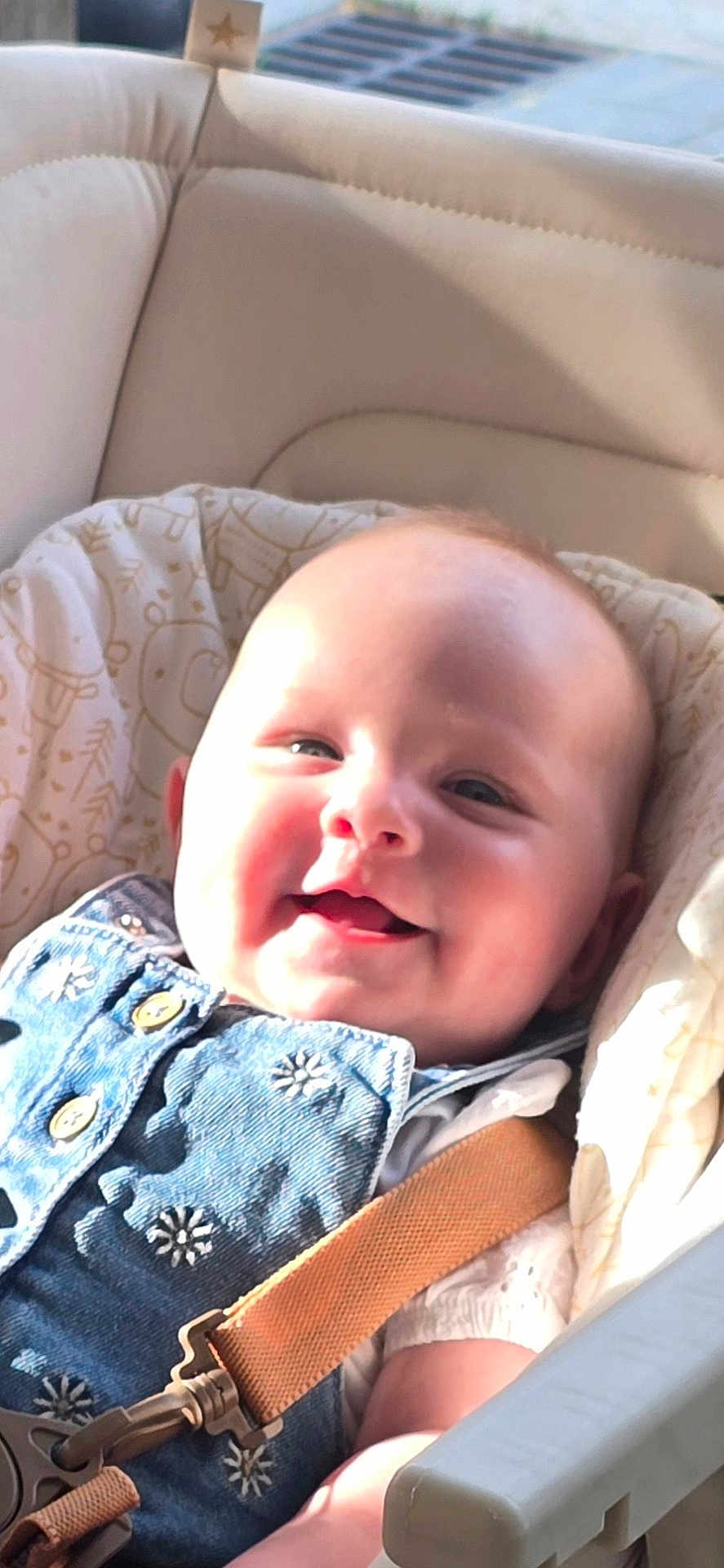 Lyzea participe au concours pour gagner de l'argent avec cette photo : baby, smile, denim, clothing, baby_carrier, sunlight, happy, face, infant, seat_belt, cute, child, portrait, soft_light, indoor, closeup, person, young_child, comfortable, seat