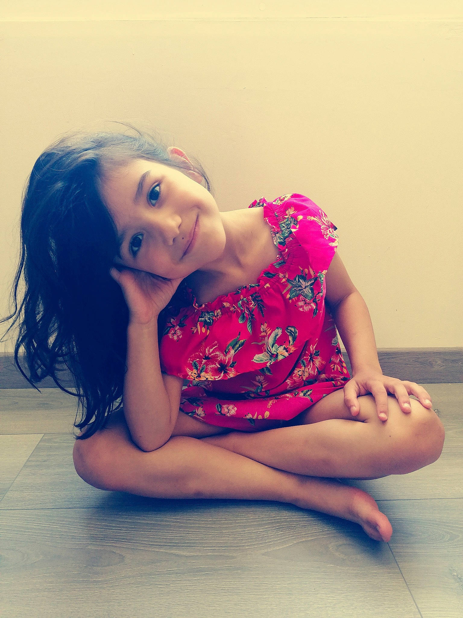 Luna participe au concours pour gagner de l'argent avec cette photo : beauty, cheek, eye, face, hair, hairstyle, head, human_leg, joint, joy, leg, lip, long_hair, nose, organ, person, pink, red, shoulder, sitting