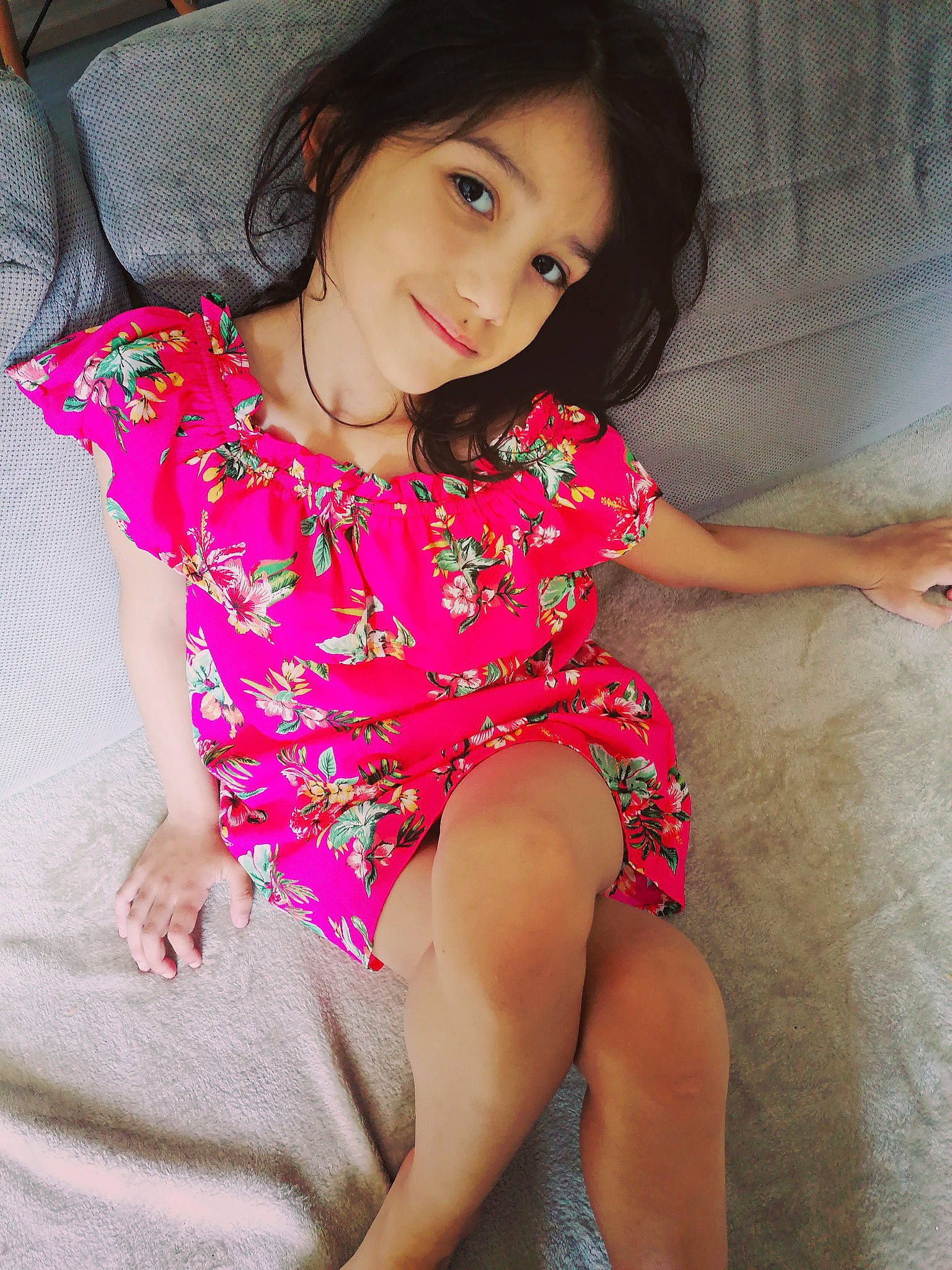 Luna a rejoint le concours — aidez-le/la à gagner de superbes lots ! beauty, black_hair, child, child_model, clothing, finger, human_leg, joy, leg, long_hair, person, pink, sitting, thigh