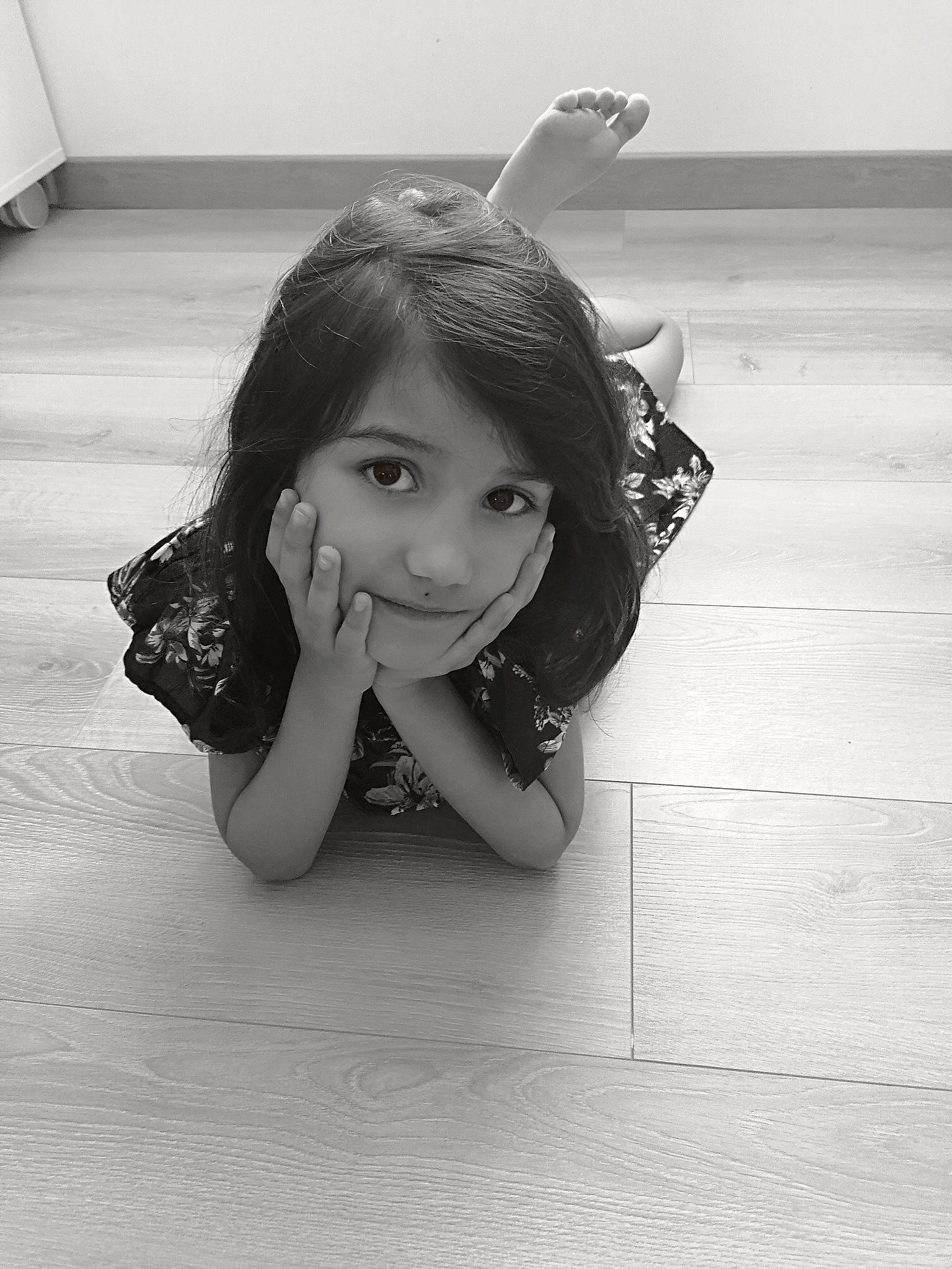 Luna a rejoint le concours — aidez-le/la à gagner de superbes lots ! beauty, black, black_and_white, child, eye, face, floor, hair, hairstyle, head, leg, lip, monochrome, nose, organ, person, photograph, photography, skin, snapshot