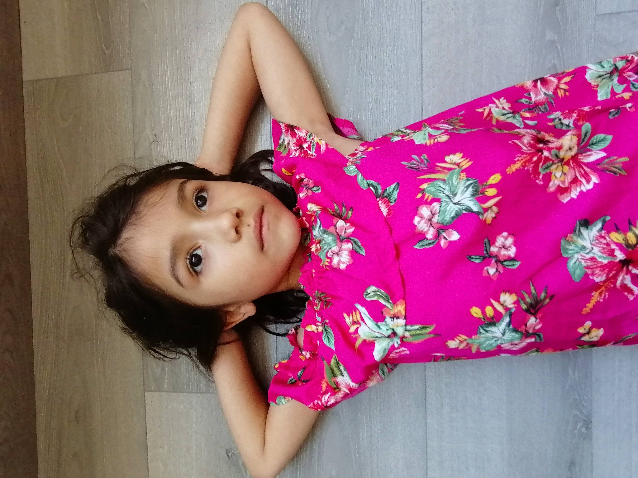 Luna a rejoint le concours — aidez-le/la à gagner de superbes lots ! arm, beauty, child, child_model, dress, flower, leg, long_hair, magenta, model, pattern, person, petal, photo_shoot, pink, plant, shoulder, textile, thigh