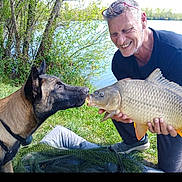 Nash a rejoint le concours — aidez-le/la à gagner de superbes lots ! man, dog, fish, lake, grass, trees, outdoor, nature, animal, pet, fishing, water, happy, smiling, catch, friendship, leisure, daylight, collar, kneeling