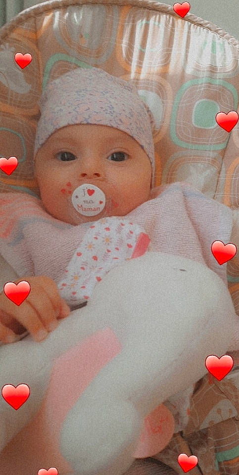 Aleyna a rejoint le concours — aidez-le/la à gagner de superbes lots ! baby, baby_sleeping, baby_toddler_clothing, cap, cheek, child, comfort, event, finger, gesture, happy, headwear, lip, nose, organ, person, pink, red, skin, textile