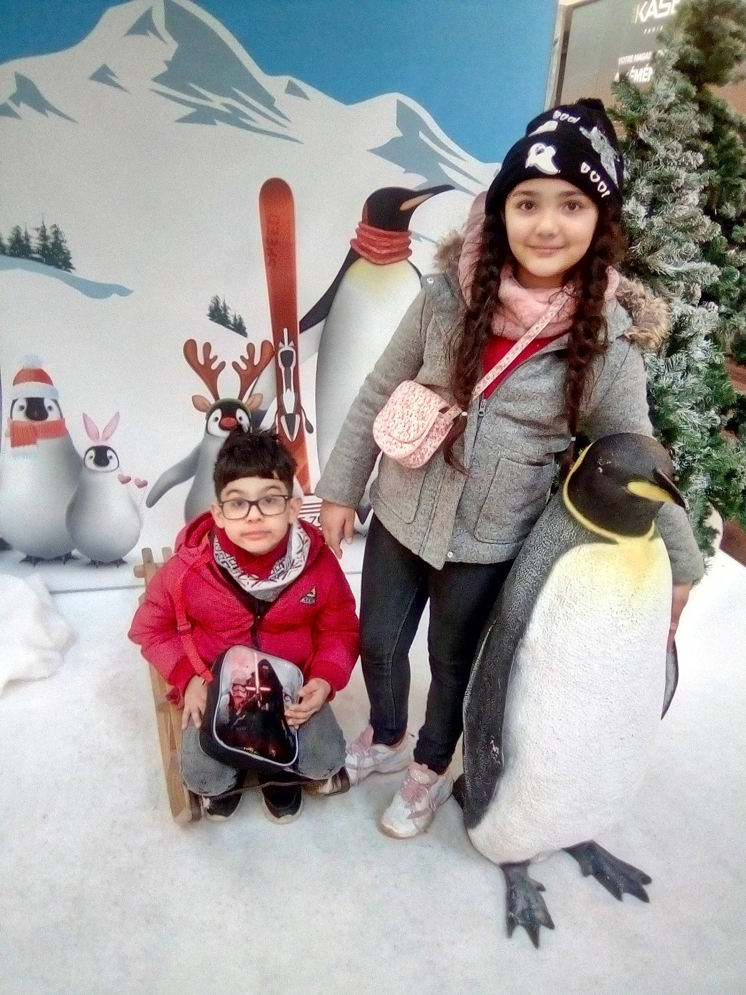 Layla a rejoint le concours — aidez-le/la à gagner de superbes lots ! bird, costume, flightless_bird, freezing, fun, headwear, illustration, joy, penguin, person, photography, playing_in_the_snow, snow, winter