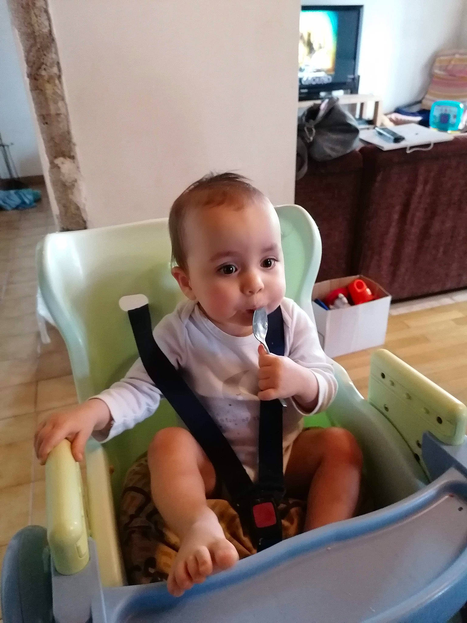 Samaël participe au concours pour gagner de l'argent avec cette photo : baby, baby_products, baby_safety, baby_toddler_clothing, chair, child, cleanliness, comfort, flooring, fun, knee, leisure, person, play, room, sitting, skin, thigh, thumb, toddler