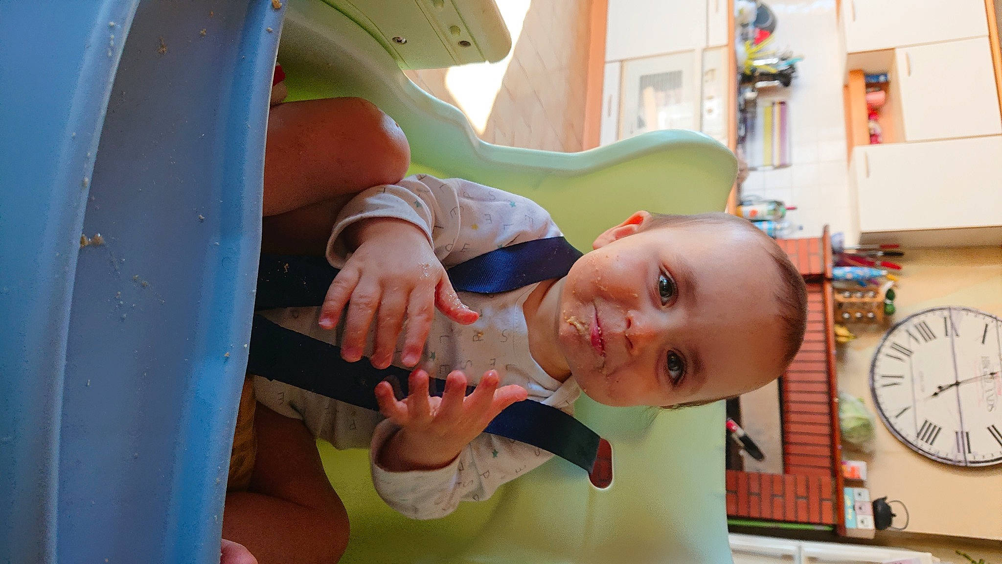 Samaël participe au concours pour gagner de l'argent avec cette photo : baby, chest, child, clock, eyelash, finger, fun, gesture, hand, happy, jaw, leisure, mouth, nail, person, room, service, skin, smile, thumb