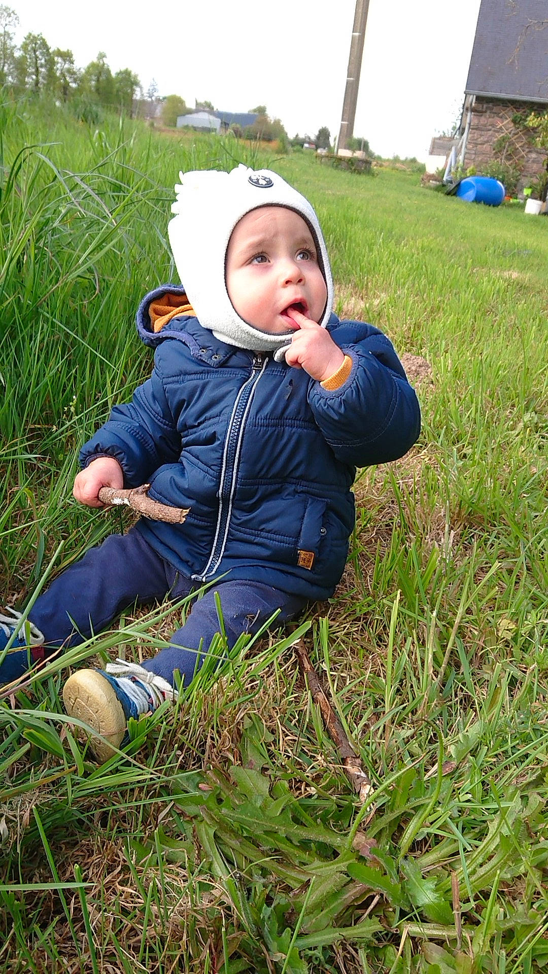 Samaël a rejoint le concours — aidez-le/la à gagner de superbes lots ! baby, baby_toddler_clothing, child, fun, grass, grass_family, grassland, happy, headwear, jacket, landscape, lawn, leisure, meadow, people_in_nature, person, plant, prairie, recreation, sky