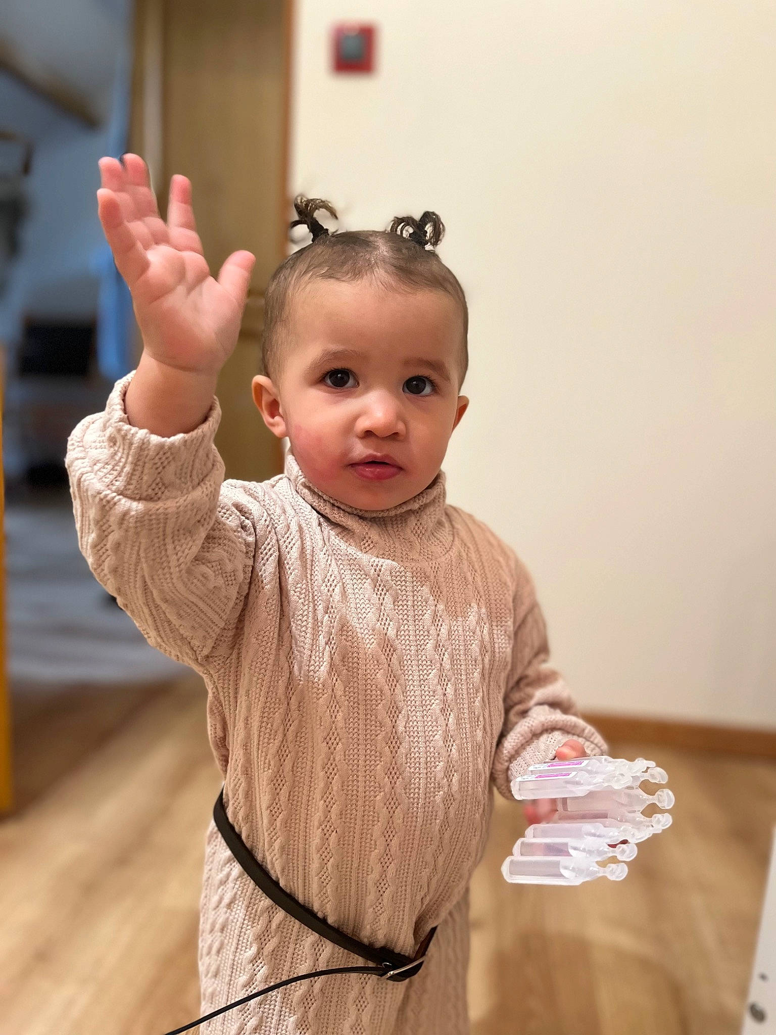 Taïna participe au concours pour gagner de l'argent avec cette photo : baby, baby_toddler_clothing, cheek, child, event, fashion_accessory, fashion_design, finger, fun, gesture, hair_accessory, hand, happy, jewellery, peach, person, room, skin, sleeve, thumb