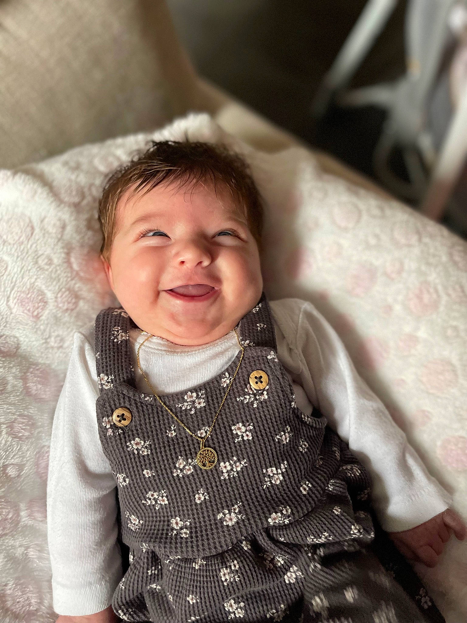 Giulia participe au concours pour gagner de l'argent avec cette photo : baby, baby_toddler_clothing, cheek, child, collar, comfort, fun, happy, joy, linens, outerwear, pattern, person, sitting, skin, sleeve, smile, textile, toddler, white