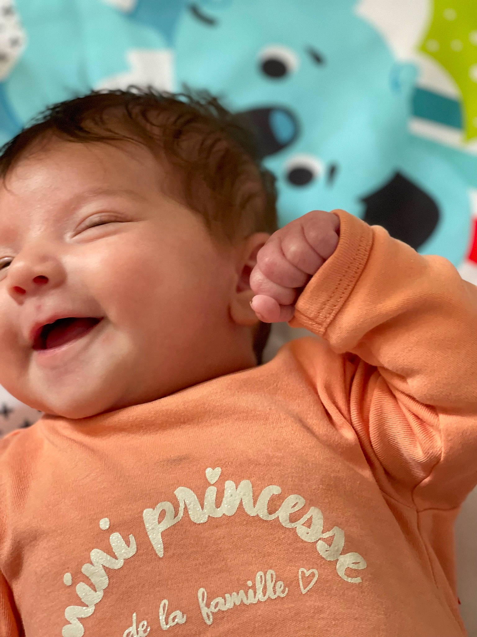 Giulia participe au concours pour gagner de l'argent avec cette photo : baby, cheek, child, ear, finger, forehead, fun, gesture, happy, human_body, laugh, leisure, mouth, nose, person, pink, skin, sleeve, smile, t_shirt