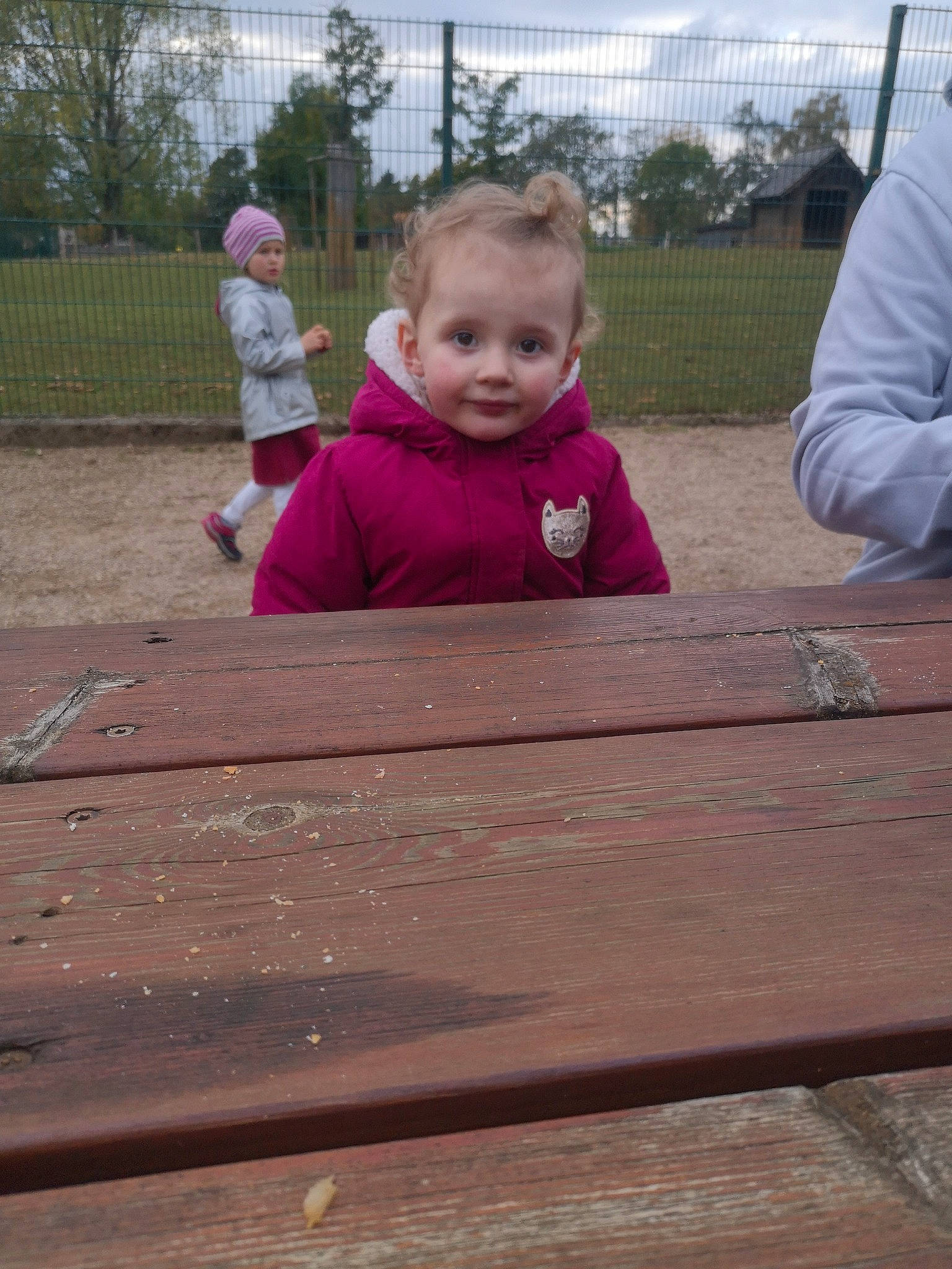 Kayli a rejoint le concours — aidez-le/la à gagner de superbes lots ! baby, baby_toddler_clothing, child, flooring, fun, grass, happy, hardwood, head, headwear, leaf, leisure, person, plank, plant, recreation, sitting, sky, toddler, tree