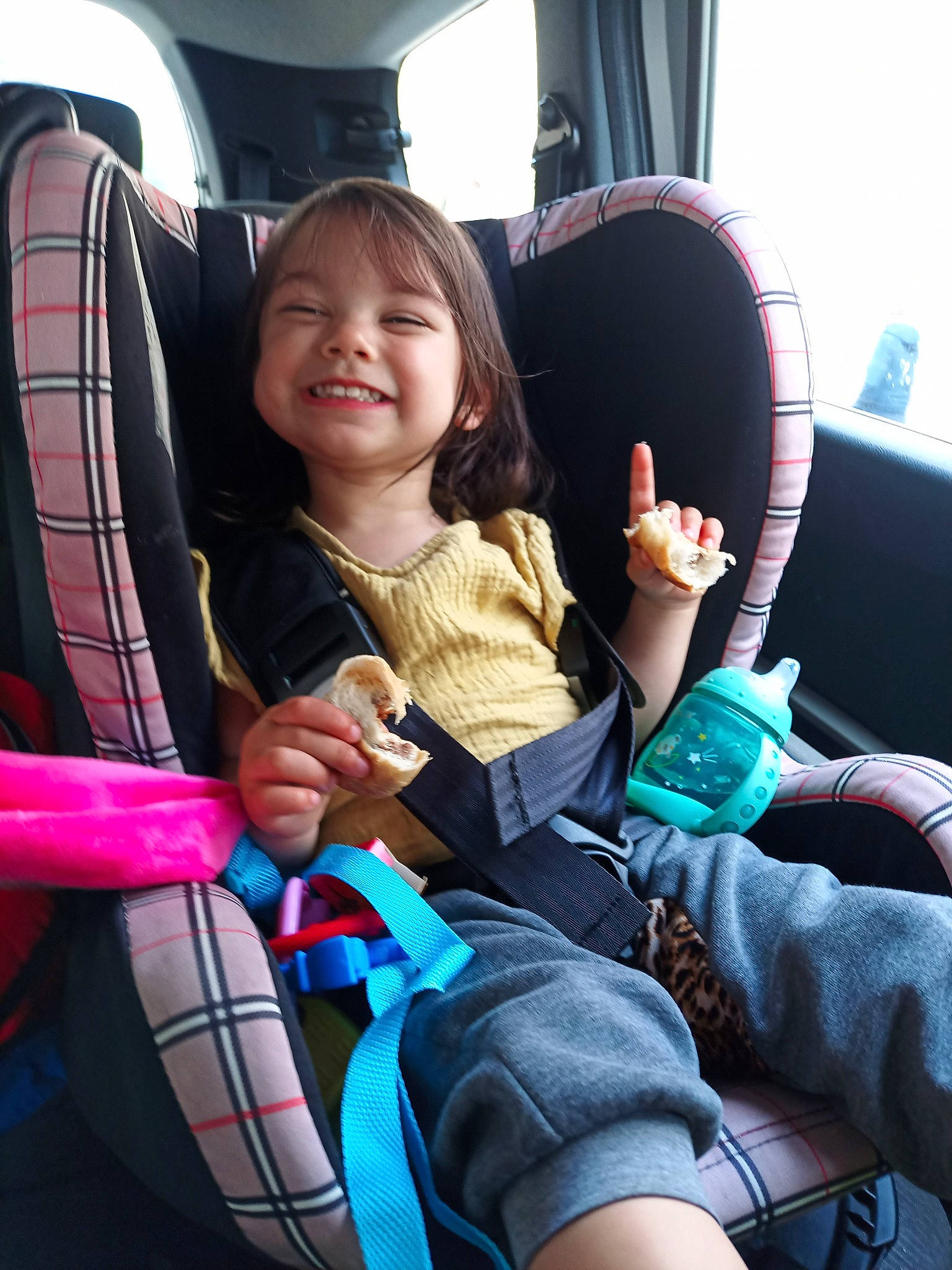 Madeline a rejoint le concours — aidez-le/la à gagner de superbes lots ! air_travel, auto_part, car_seat, child, comfort, finger, fun, head_restraint, joy, lap, leisure, mode_of_transport, passenger, person, seat_belt, smile, steering_wheel, thigh, thumb, toddler
