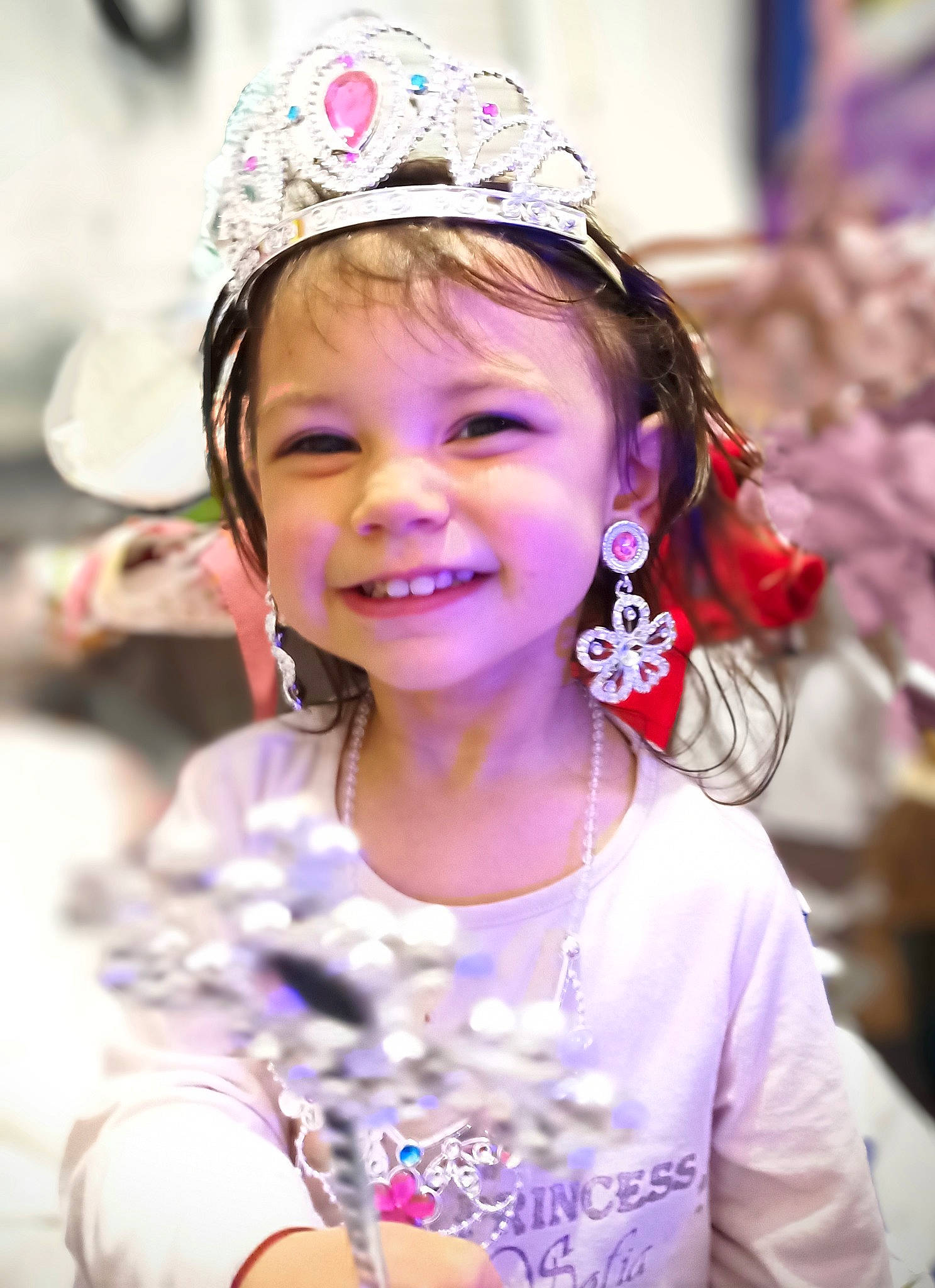 Madeline a rejoint le concours — aidez-le/la à gagner de superbes lots ! beauty, child, entertainment, event, fashion, fun, hairstyle, happy, headband, headpiece, jewellery, joy, magenta, necklace, performing_arts, person, pink, purple, smile, tiara