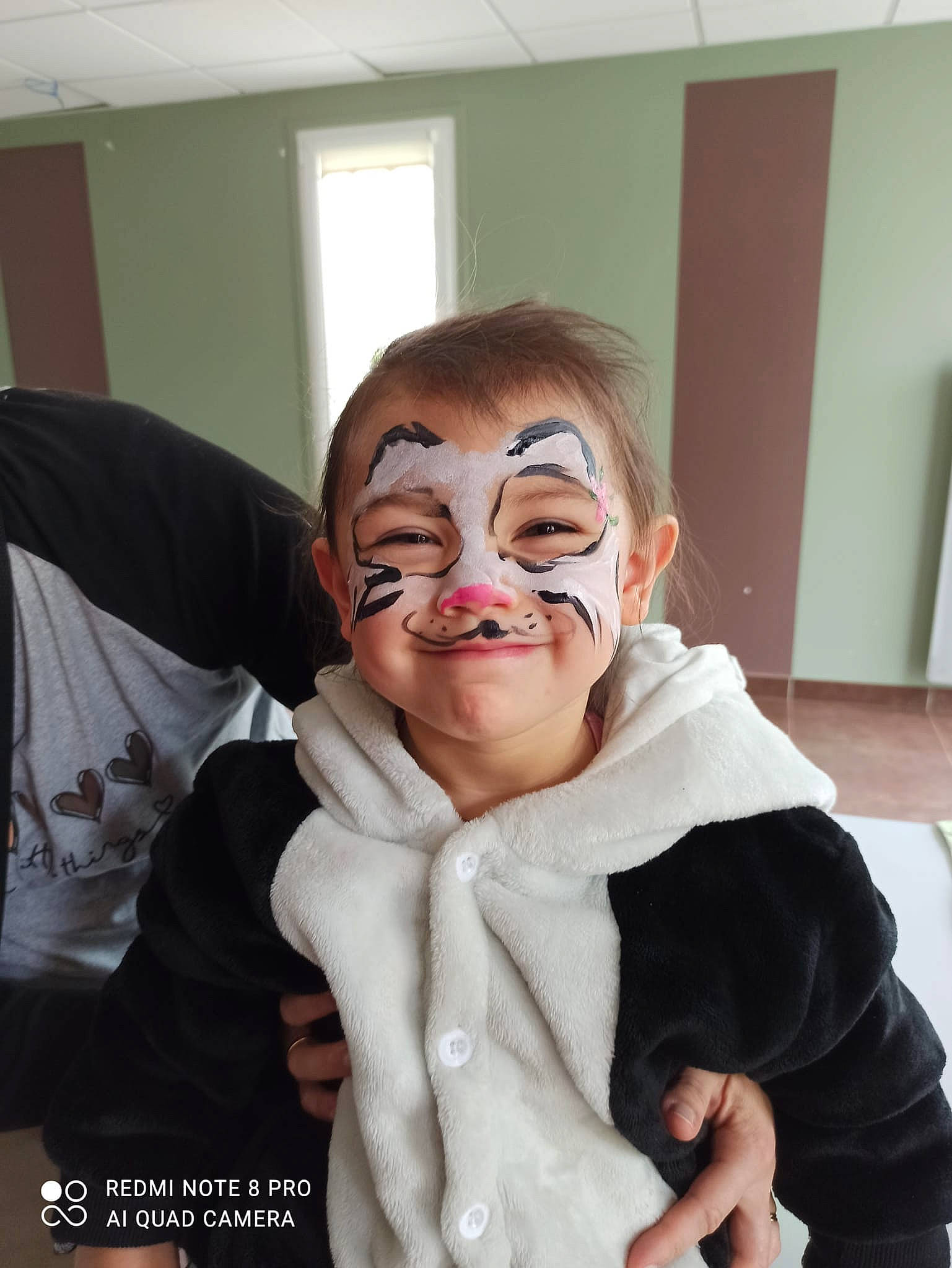 Madeline a rejoint le concours — aidez-le/la à gagner de superbes lots ! child, costume, event, eyelash, eyewear, fun, fur, gesture, glove, happy, laugh, mouth, person, personal_protective_equipment, room, sleeve, smile, thumb, tooth, vision_care
