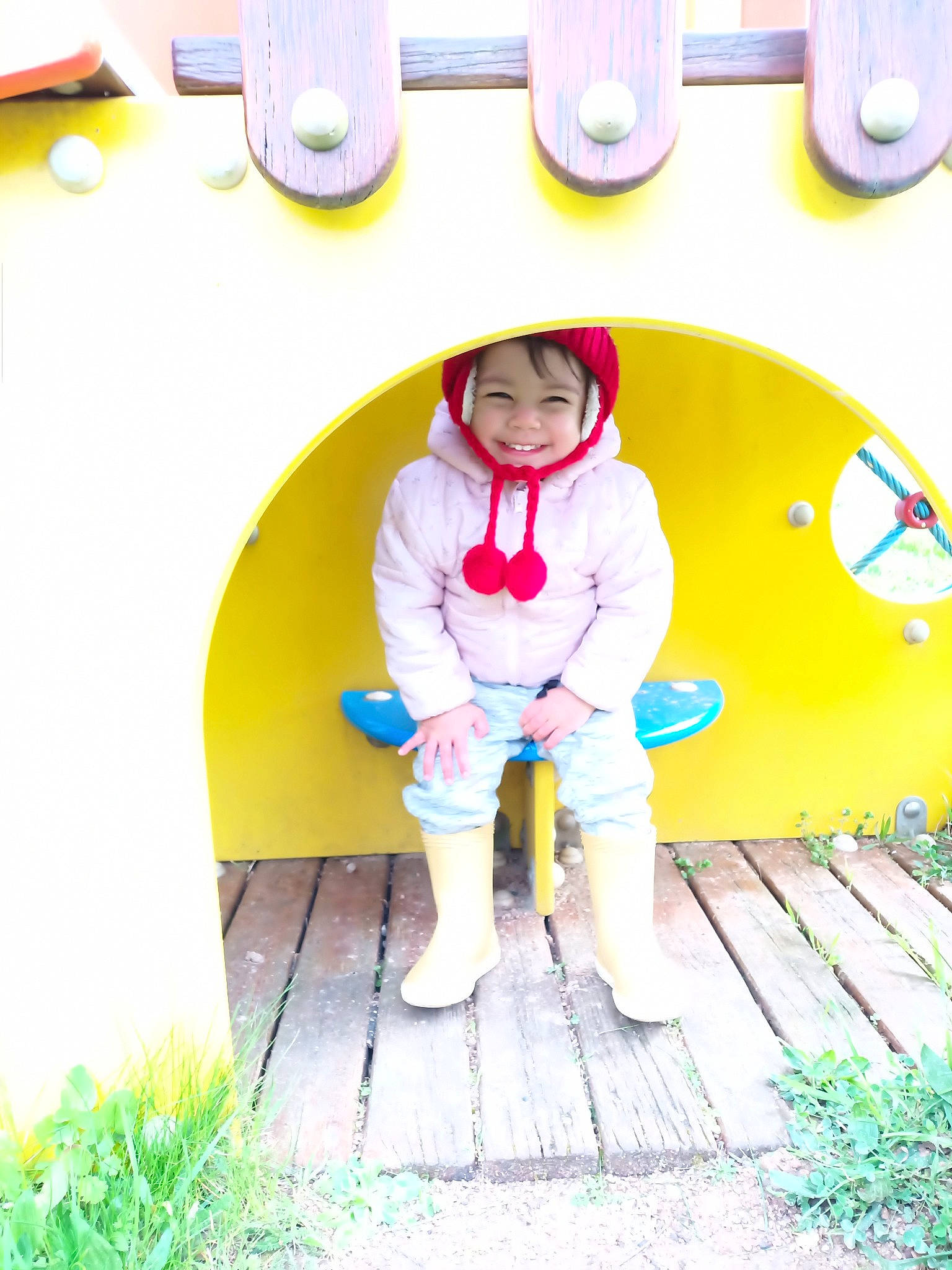 Madeline a rejoint le concours — aidez-le/la à gagner de superbes lots ! baby_toddler_clothing, child, circle, door, fun, grass, green, happy, headwear, joy, leisure, magenta, person, plant, play, recreation, sitting, sleeve, t_shirt, toddler