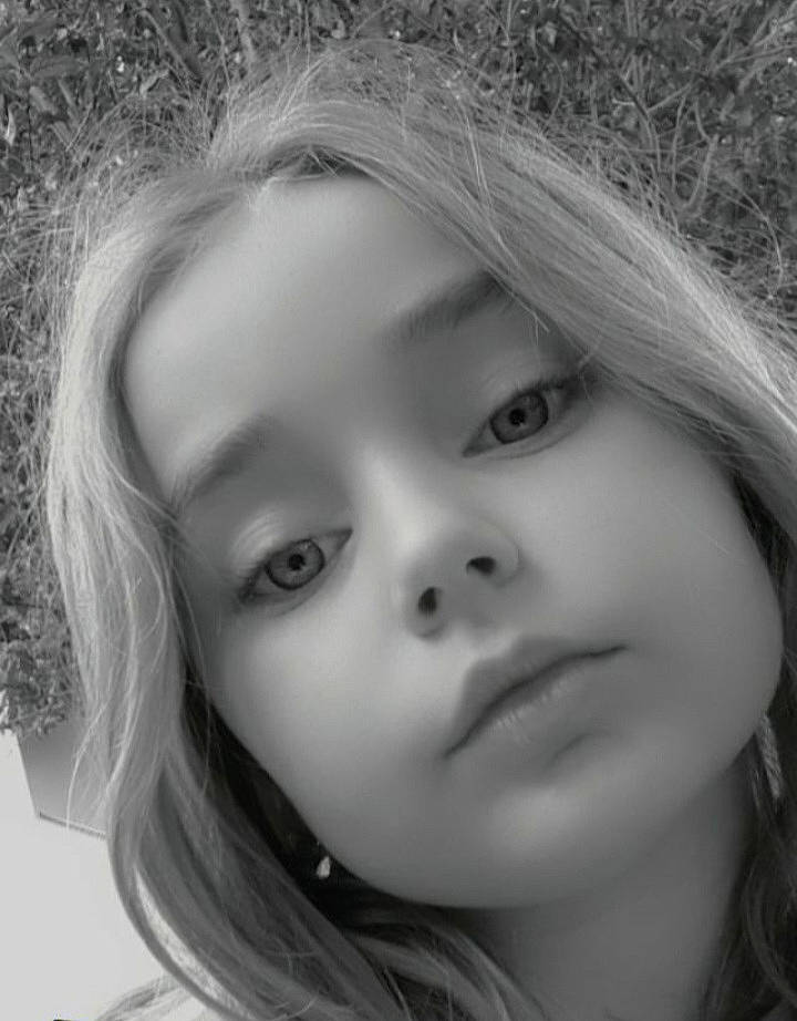 Lola a rejoint le concours — aidez-le/la à gagner de superbes lots ! black_and_white, cheek, eye, eyebrow, eyelash, flash_photography, forehead, grass, hair, hairstyle, happy, head, iris, jaw, lip, mouth, nose, organ, person, skin