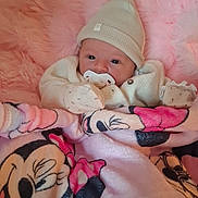 Shayness a rejoint le concours — aidez-le/la à gagner de superbes lots ! baby, infant, pacifier, hat, mittens, blanket, minnie_mouse, pink, soft, cute, cozy, child, indoor, portrait, warm, snuggled, fur, sleepwear, comfort, rest