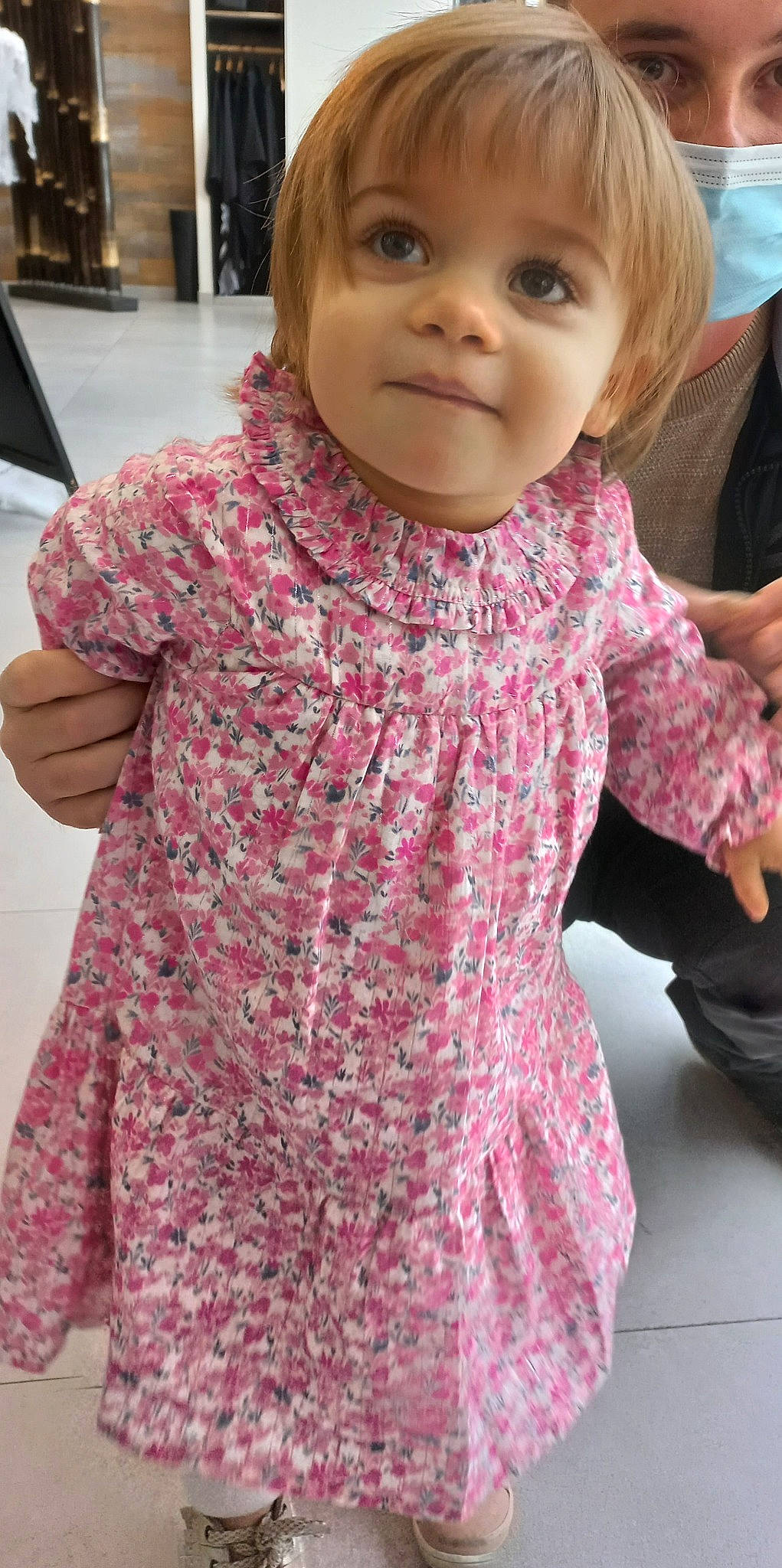 Lily a rejoint le concours — aidez-le/la à gagner de superbes lots ! baby_toddler_clothing, cheek, dress, eye, face, facial_expression, gesture, hair, hairstyle, hand, head, joint, lip, neck, nose, organ, person, shoulder, skin, sleeve