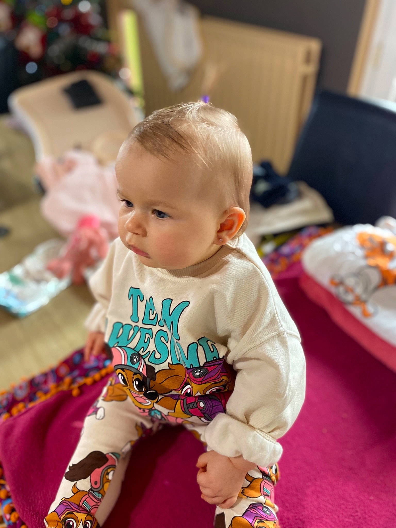 Lilou a rejoint le concours — aidez-le/la à gagner de superbes lots ! baby, baby_toddler_clothing, chair, cheek, child, dress, event, face, flooring, fun, happy, head, pajamas, person, room, sitting, skin, sleeve, t_shirt, toddler