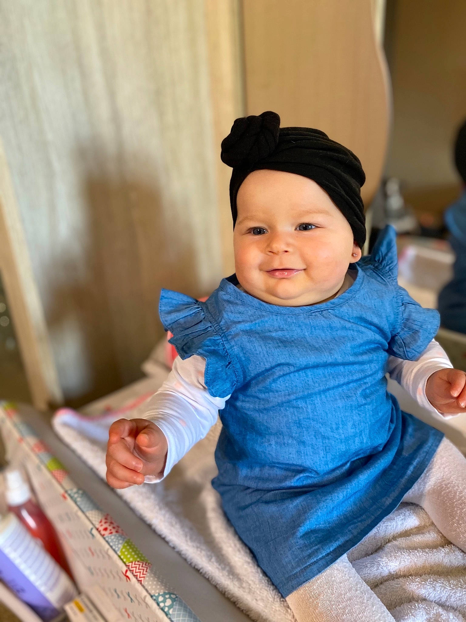Lilou participe au concours pour gagner de l'argent avec cette photo : baby, baby_toddler_clothing, cap, cheek, child, electric_blue, eye, finger, fun, happy, hat, headgear, headwear, human_body, joy, person, publication, sitting, skin, sleeve