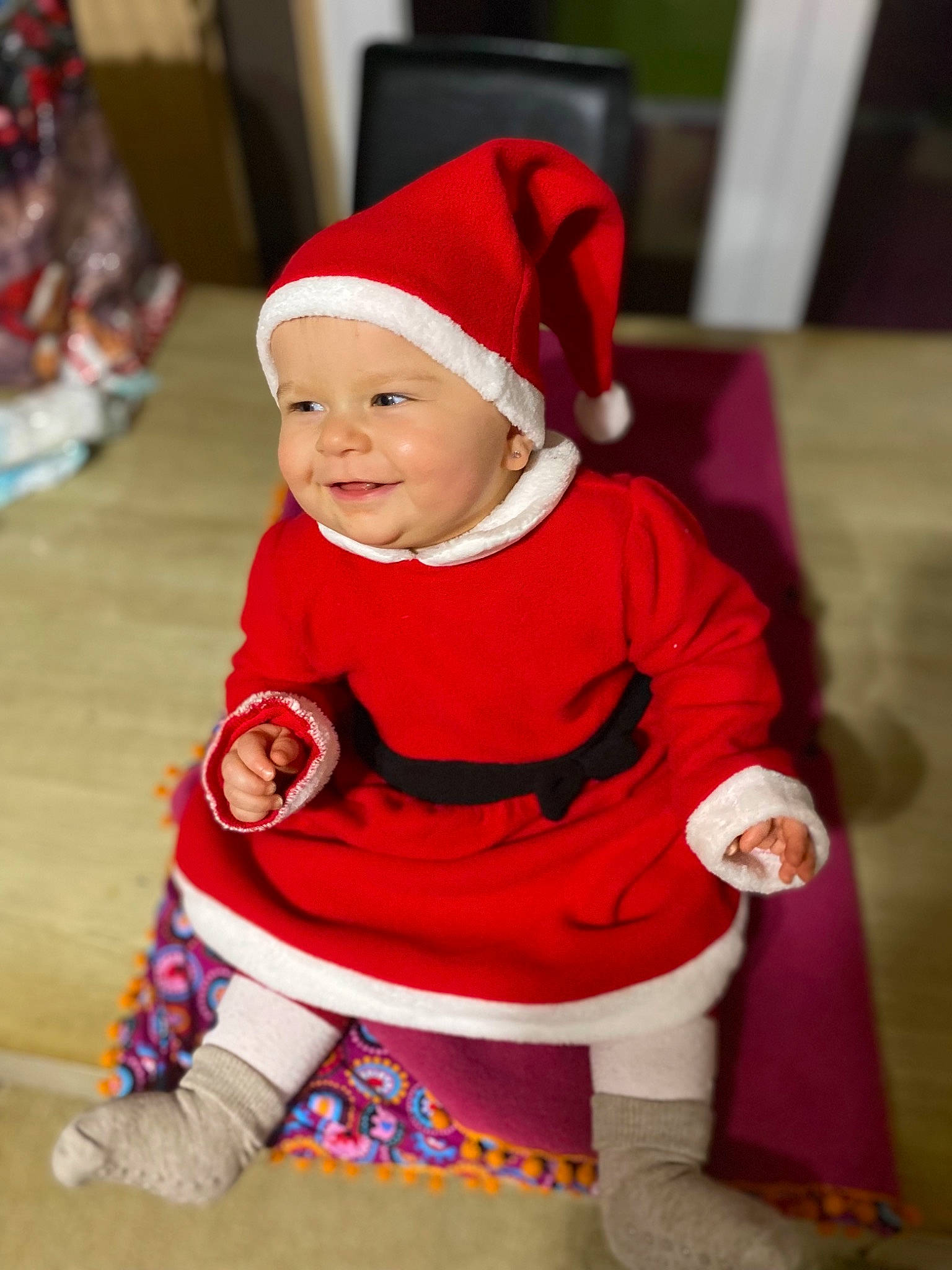 Lilou participe au concours pour gagner de l'argent avec cette photo : baby, baby_toddler_clothing, christmas, christmas_decoration, christmas_ornament, costume_hat, face, fictional_character, fun, happy, head, headgear, headwear, human_body, joy, lap, person, red, santa_claus, sleeve