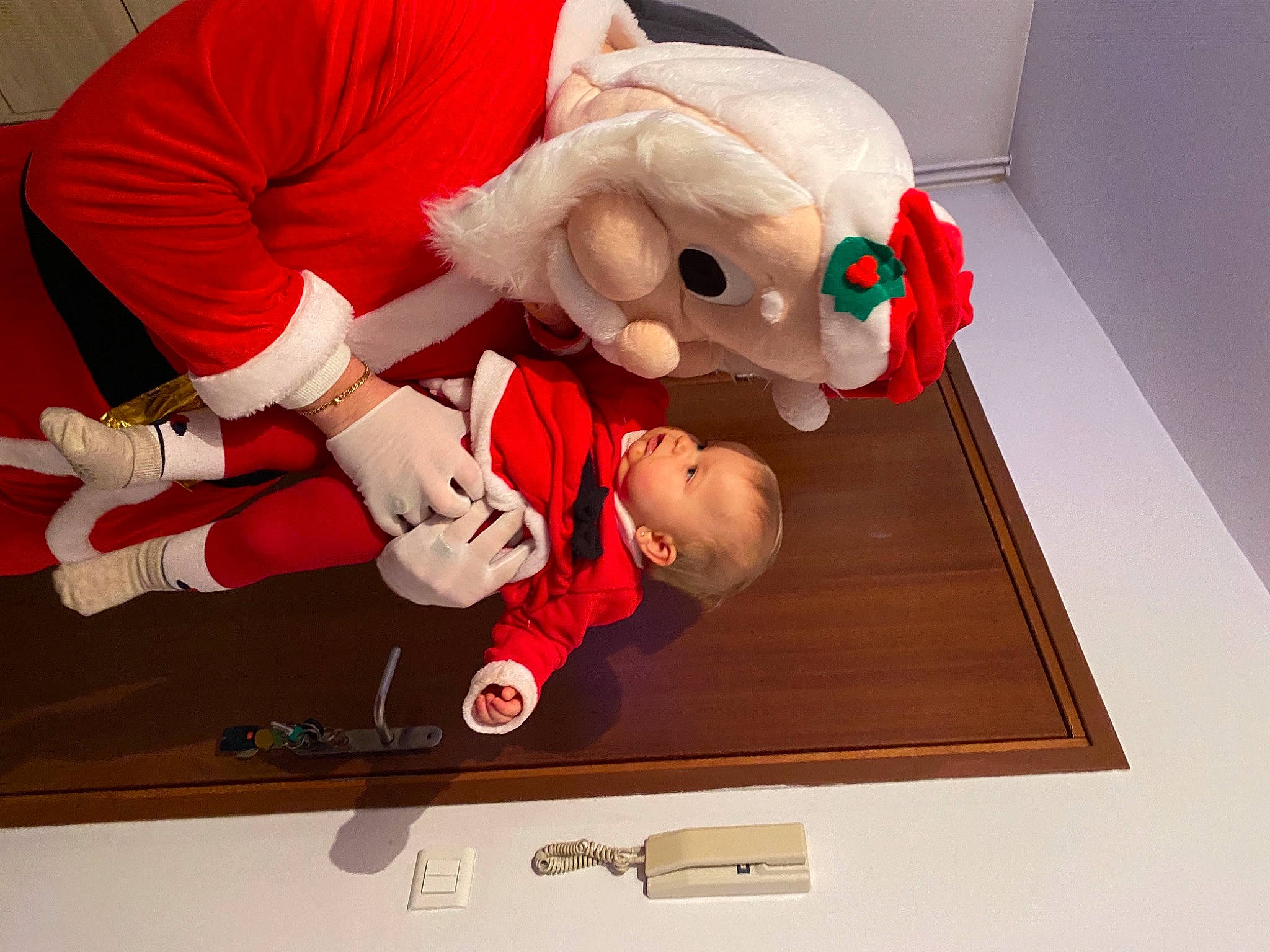 Lilou a rejoint le concours — aidez-le/la à gagner de superbes lots ! animated_cartoon, art, baby, carmine, child, christmas, christmas_eve, event, fictional_character, fun, happy, holiday, lap, person, plush, room, santa_claus, smile, stuffed_toy, toddler