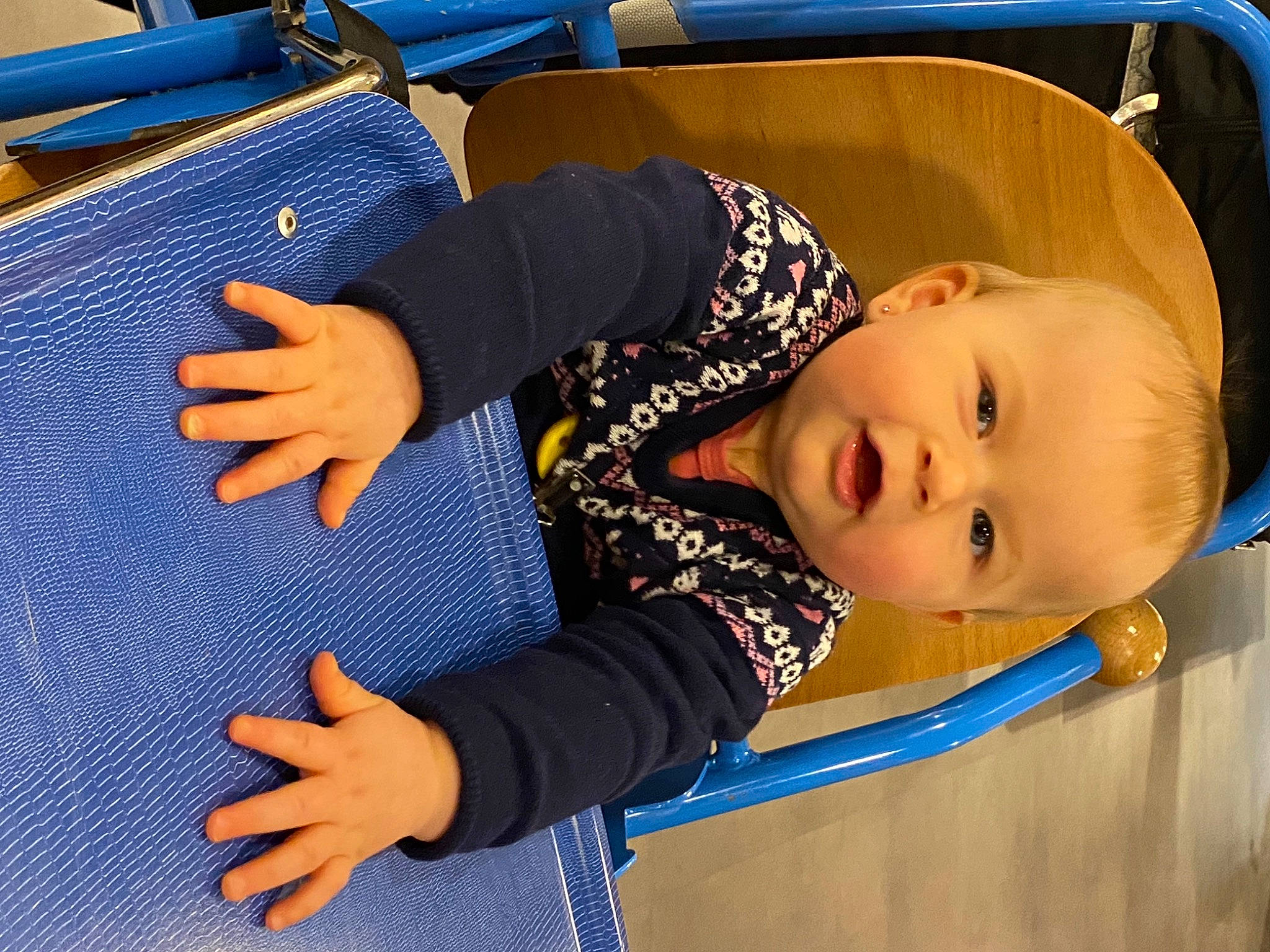 Lilou participe au concours pour gagner de l'argent avec cette photo : automotive_exterior, baby, baby_products, baby_toddler_clothing, blue, child, comfort, elbow, electric_blue, facial_expression, fun, gesture, leisure, person, sitting, sleeve, smile, toddler, tree, vehicle_door