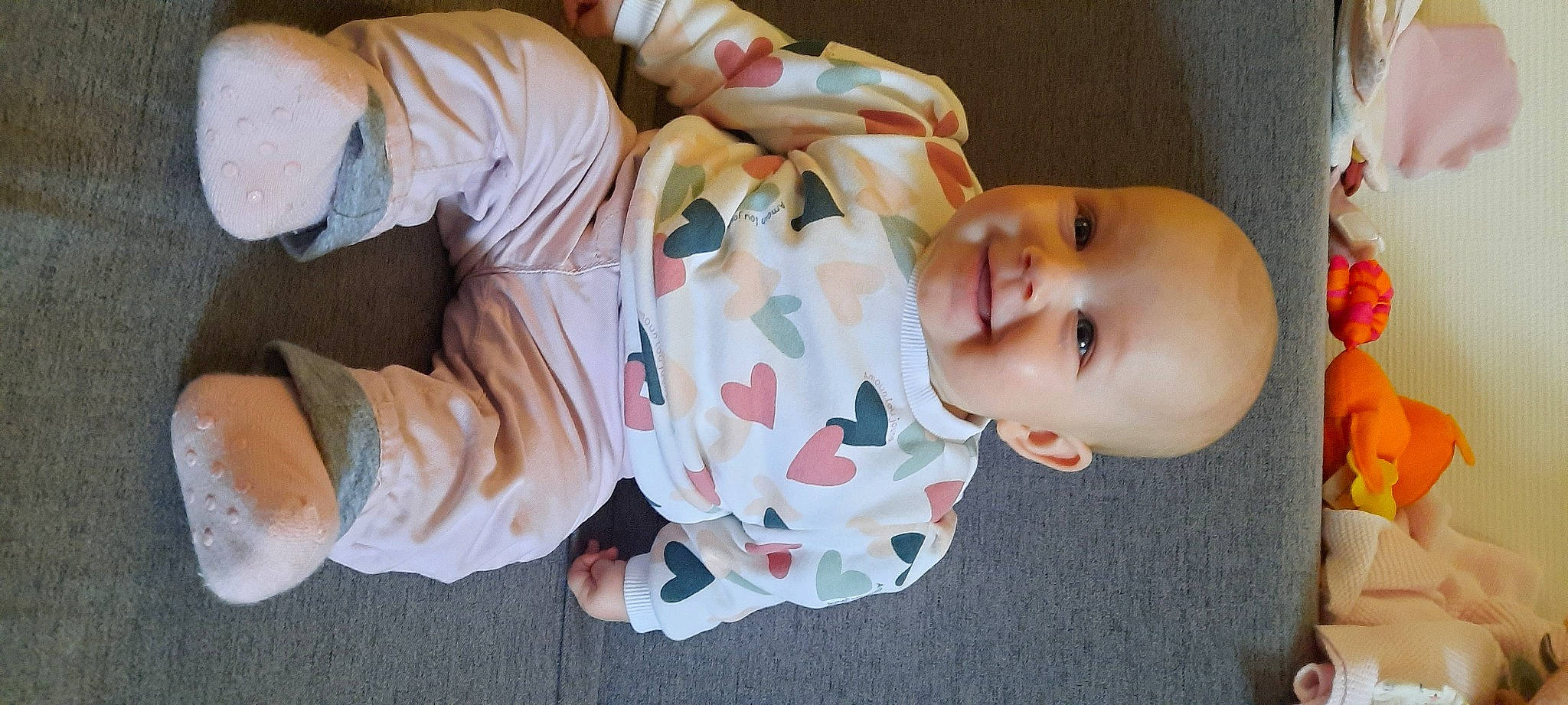 Paula a rejoint le concours — aidez-le/la à gagner de superbes lots ! baby, baby_toddler_clothing, cheek, child, comfort, elbow, flooring, fun, happy, human_body, human_leg, joy, mouth, nose, person, room, skin, sleeve, smile, thigh