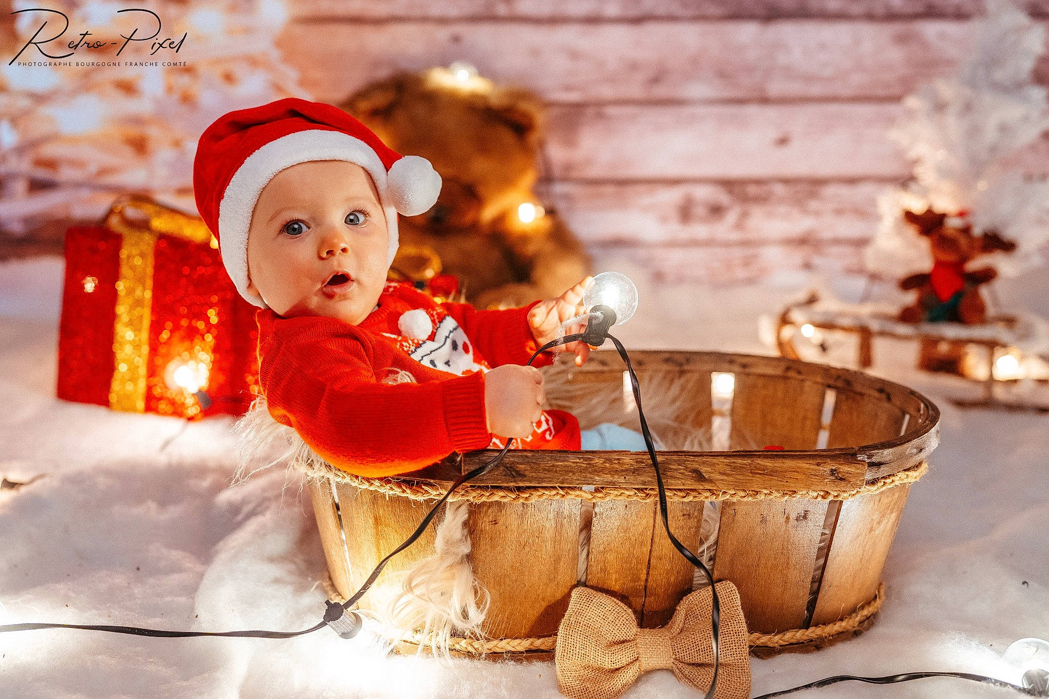 Thyam a rejoint le concours — aidez-le/la à gagner de superbes lots ! baby, basket, bowl, child, christmas, christmas_decoration, christmas_eve, christmas_ornament, event, fictional_character, happy, headwear, holiday, interior_design, ornament, person, santa_claus, serveware, sitting, toddler