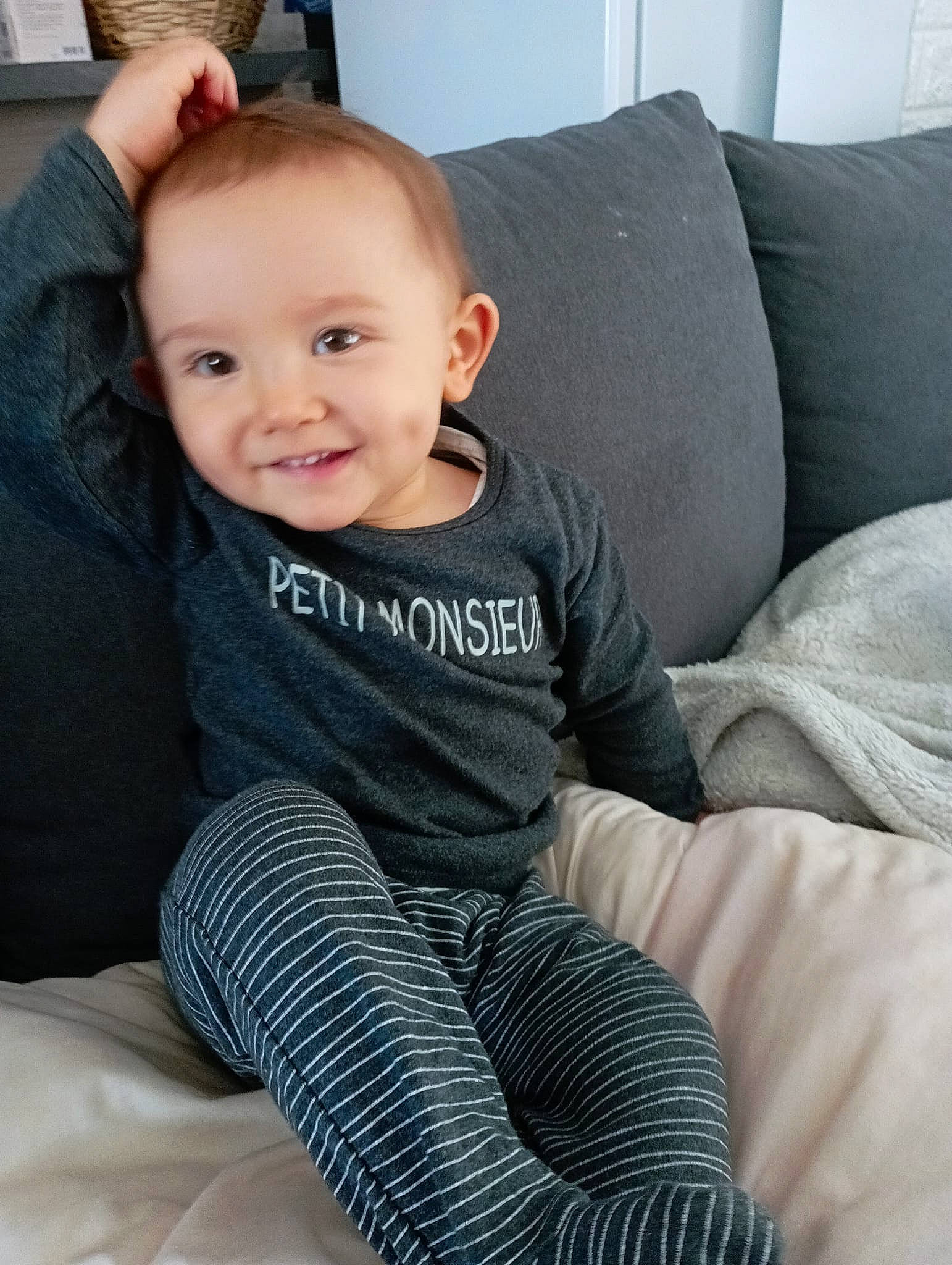 Lenny a rejoint le concours — aidez-le/la à gagner de superbes lots ! baby_toddler_clothing, cheek, comfort, cool, couch, eye, face, finger, head, human_body, joy, knee, leg, neck, person, shoulder, skin, sleeve, smile, sock