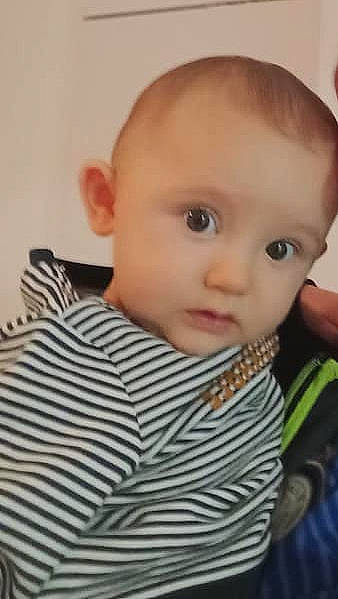 Lenny participe au concours pour gagner de l'argent avec cette photo : baby, baby_toddler_clothing, cheek, child, chin, collar, comfort, eye, eyelash, iris, lip, nose, pattern, person, sitting, skin, sleeve, t_shirt, toddler, wood