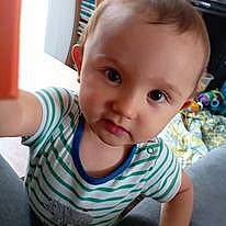 Lenny a rejoint le concours — aidez-le/la à gagner de superbes lots ! baby, baby_toddler_clothing, cheek, child, ear, elbow, eyebrow, eyelash, flooring, fun, happy, iris, mouth, nose, person, sitting, sleeve, smile, t_shirt, thumb