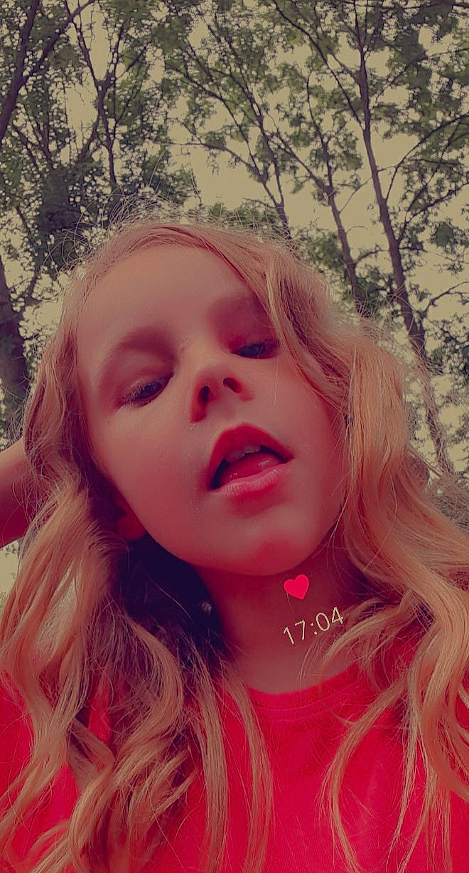 Bertille a rejoint le concours — aidez-le/la à gagner de superbes lots ! beauty, cheek, eyebrow, eyelash, grass, hair, hairstyle, happy, iris, jaw, layered_hair, lip, long_hair, magenta, mouth, nose, people_in_nature, person, pink, skin