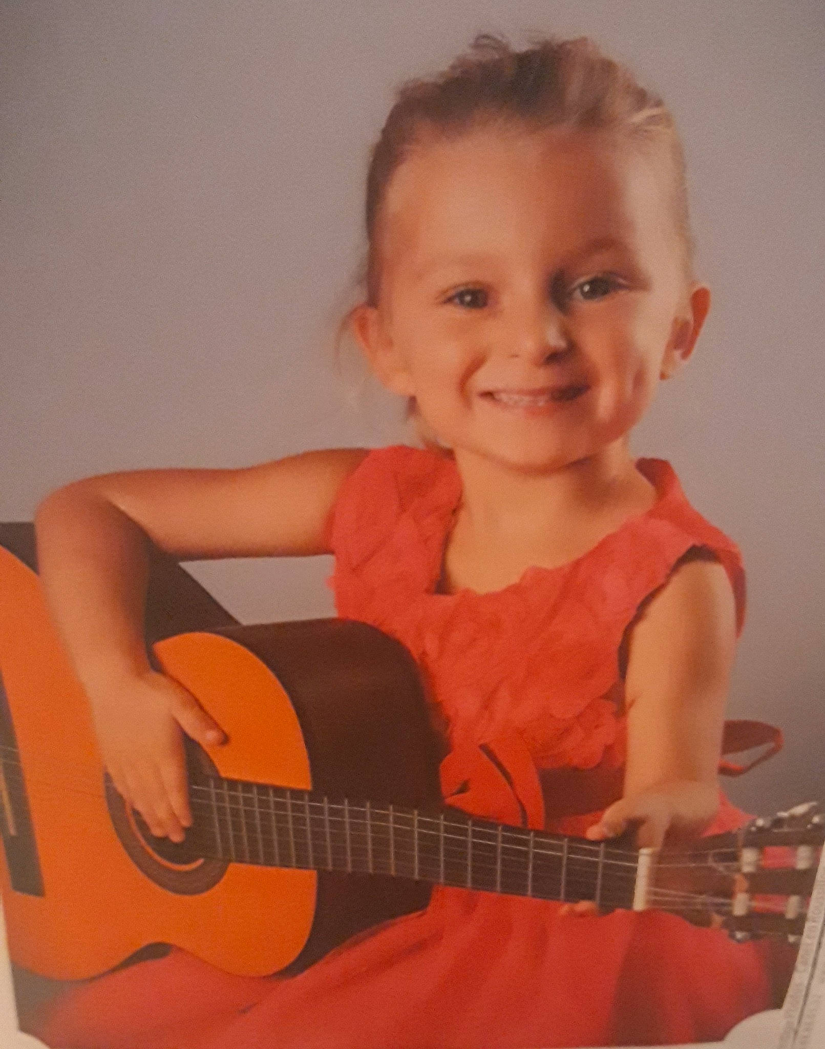 Célia a rejoint le concours — aidez-le/la à gagner de superbes lots ! acoustic_electric_guitar, acoustic_guitar, cavaquinho, child, cuatro, finger, guitar, jarana_jarocha, joy, music, musical_instrument, musician, person, plucked_string_instruments, string_instrument, string_instrument_accessory, tiple, toddler, ukulele