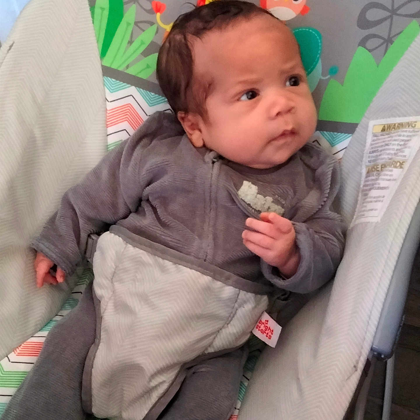 Ibrahima a rejoint le concours — aidez-le/la à gagner de superbes lots ! animal_print, baby, baby_rocker, blanket, child, cozy, cute, expression, face, furniture, giraffe, gray_clothing, hand, indoor, infant, owl, pacifier, portrait, seated, young