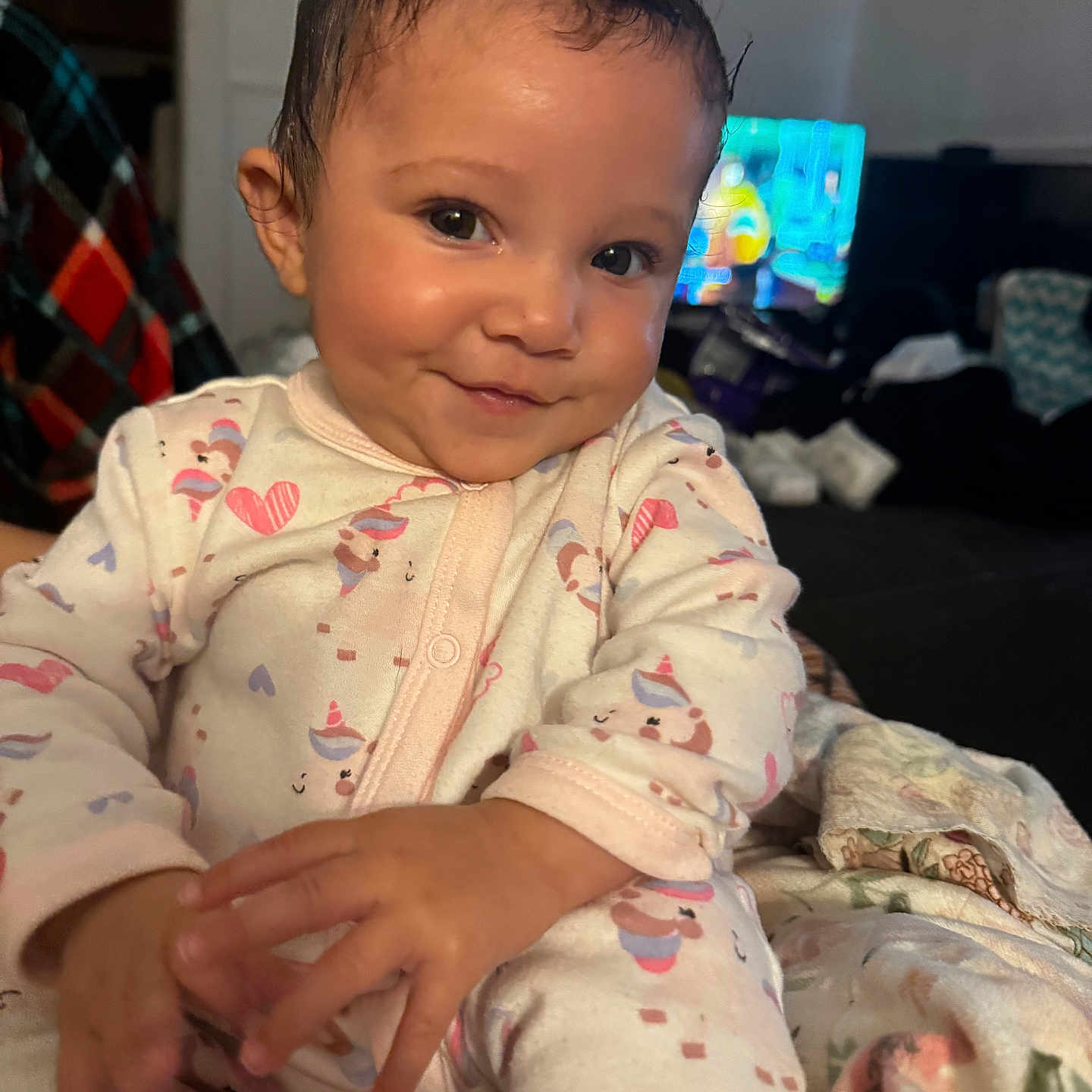 Parys is registered to the contest to win money with this photo: baby, bodypart, computerhardware, couch, electronics, face, finger, furniture, hand, happy, hardware, head, monitor, person, photography, portrait, screen, sitting, smile, tv