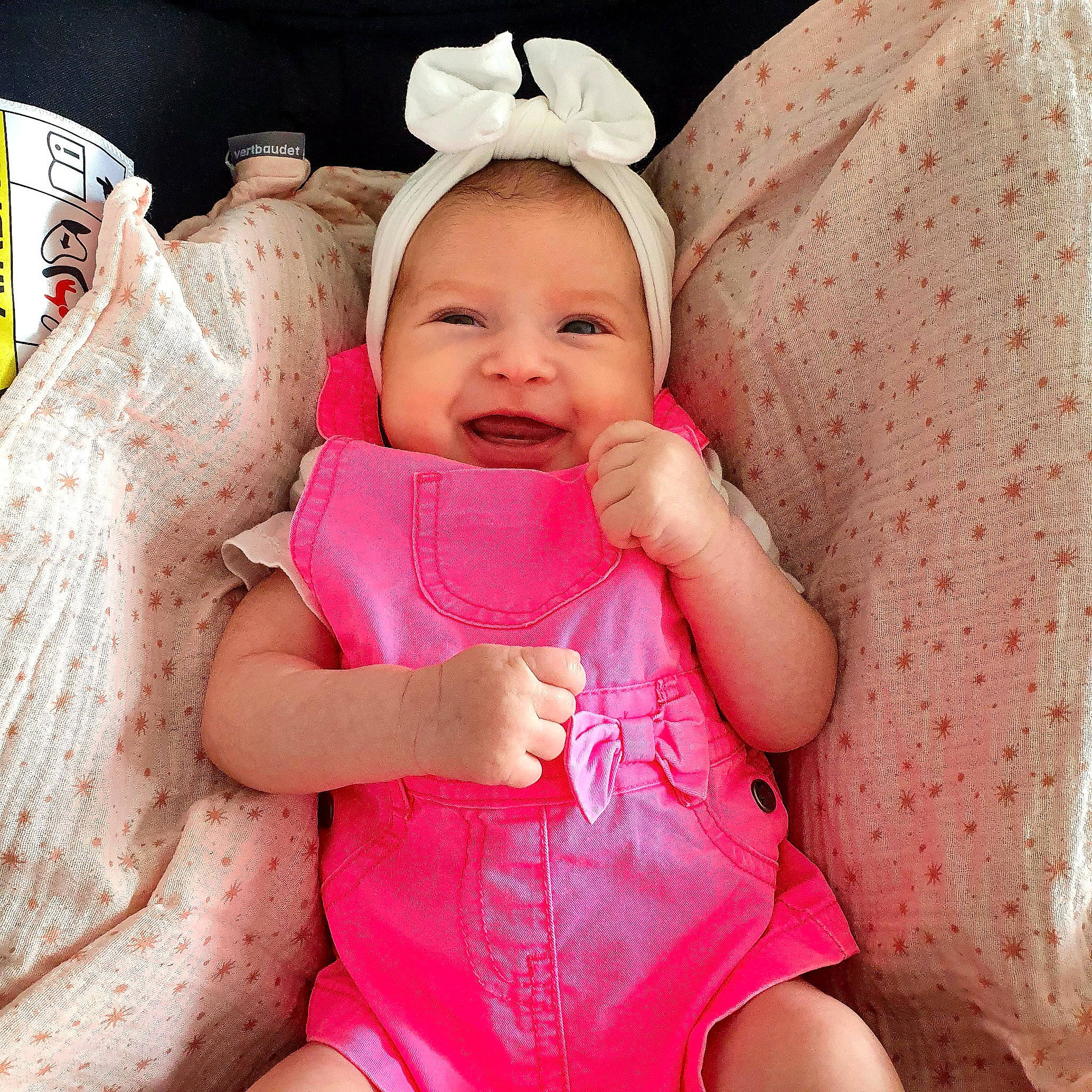 Ambre a rejoint le concours — aidez-le/la à gagner de superbes lots ! arm, baby, baby_toddler_clothing, cheek, comfort, eye, eyelash, face, finger, gesture, hand, happy, human_body, person, pink, skin, sleeve, smile, stomach, thumb