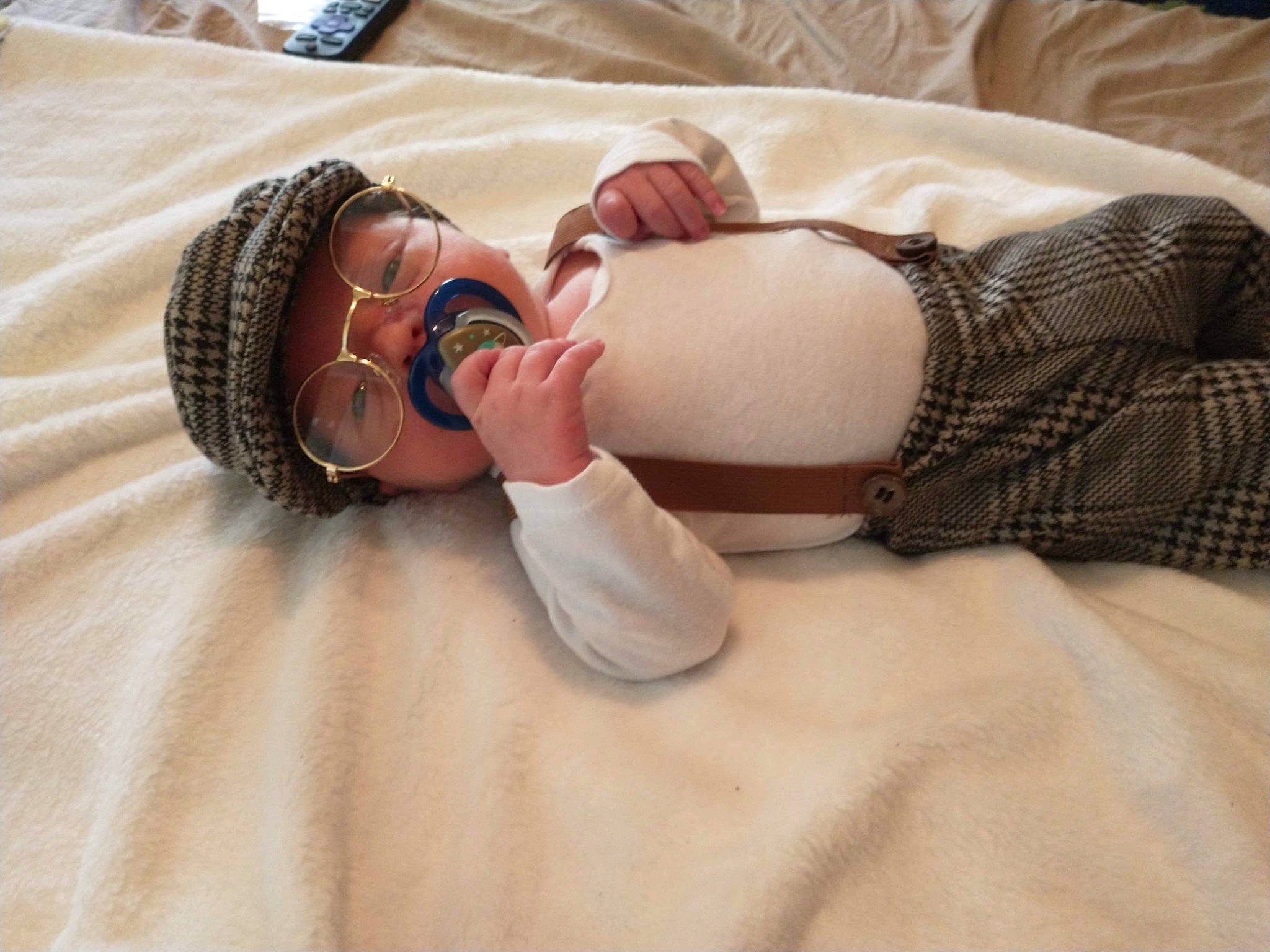 Anderson is registered to the contest to win money with this photo: abdomen, audio_equipment, chest, comfort, elbow, eyelash, eyewear, fawn, glasses, headband, headpiece, headwear, human_body, human_leg, jewellery, linens, person, personal_protective_equipment, thigh, trunk